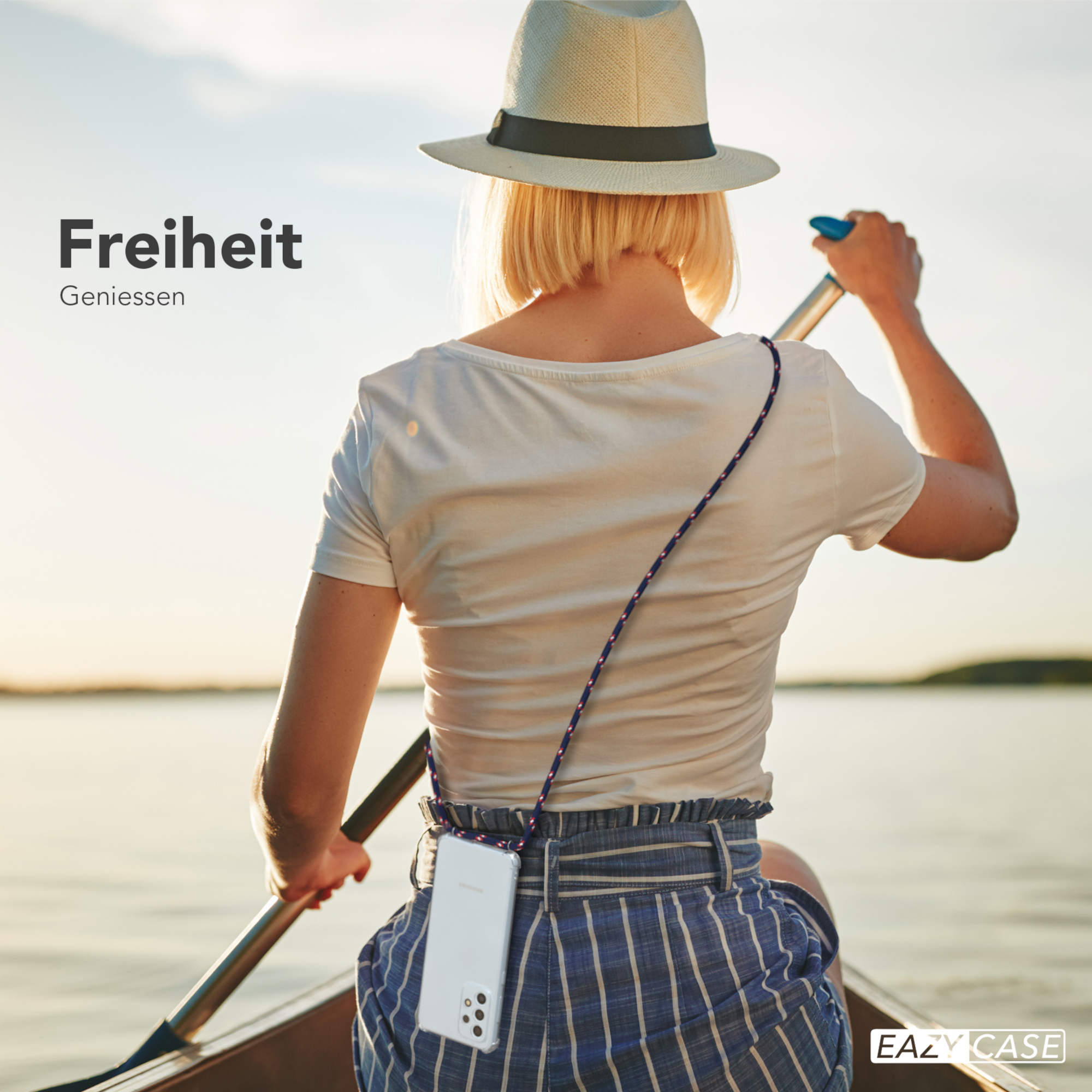 Frau paddelt im Boot, mit Handyhülle und Lanyard. Sonnenuntergang im Hintergrund.