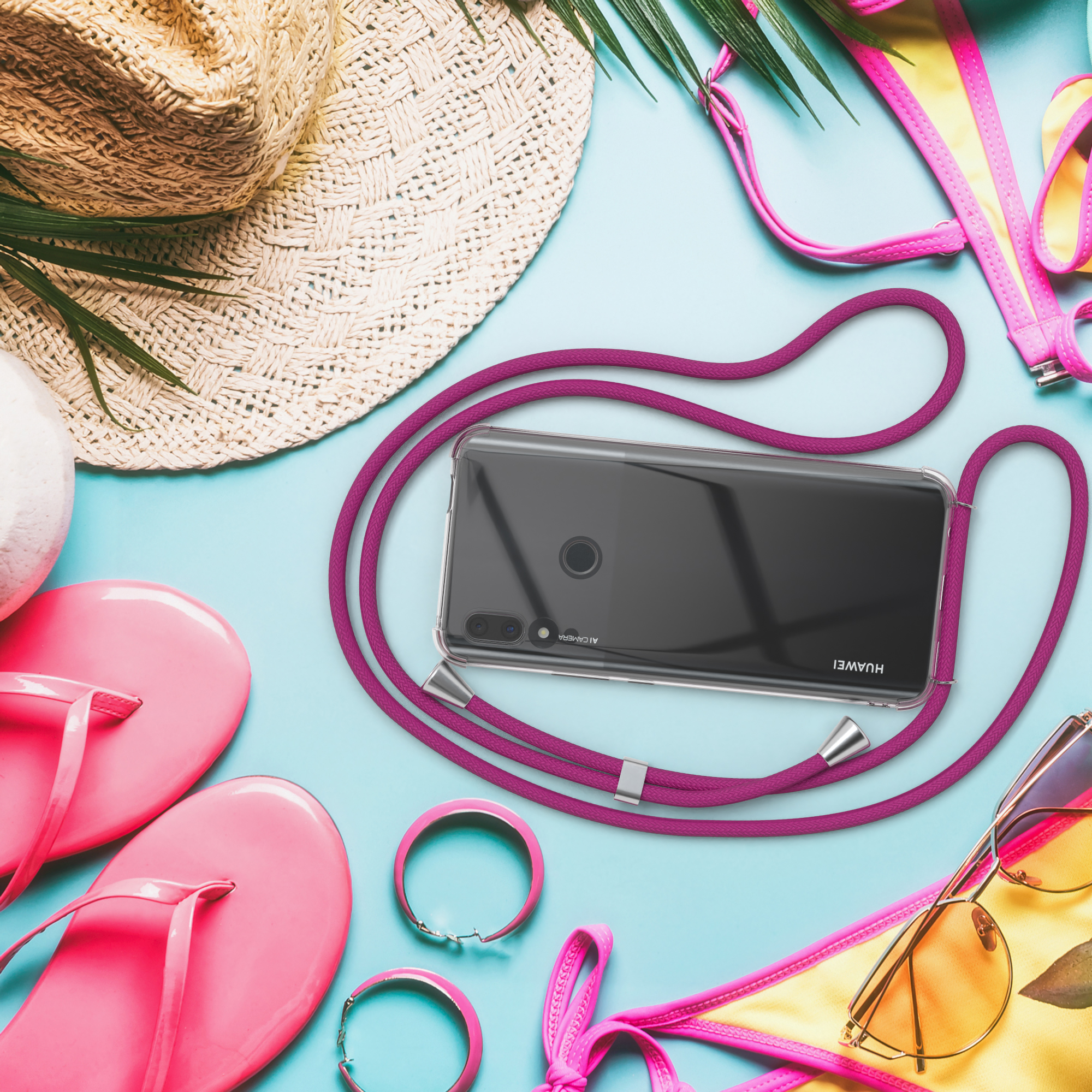 Handyhülle, Telefon und Strandzubehör auf blauem Untergrund. Hülle ist transparent mit rosa Kordel. Sonnenbrille und Hut.