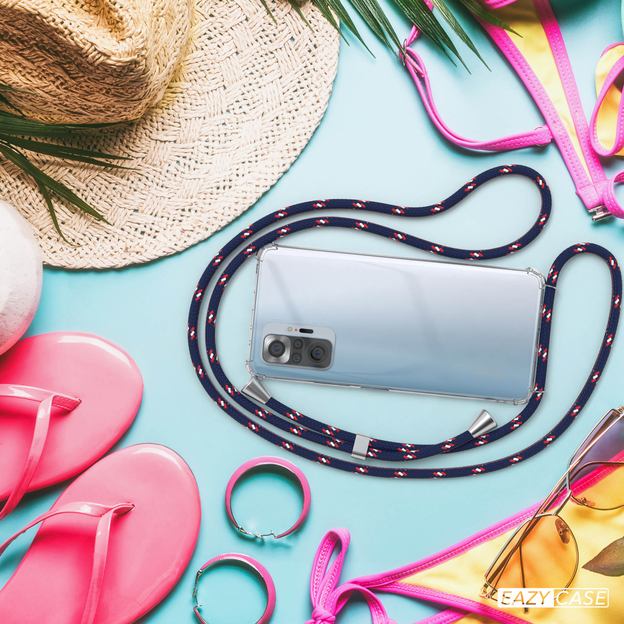 Ein Telefon mit Lanyard, umgeben von Strandartikeln wie Flip-Flops, Sonnenbrille und Strohhut auf blauem Hintergrund.
