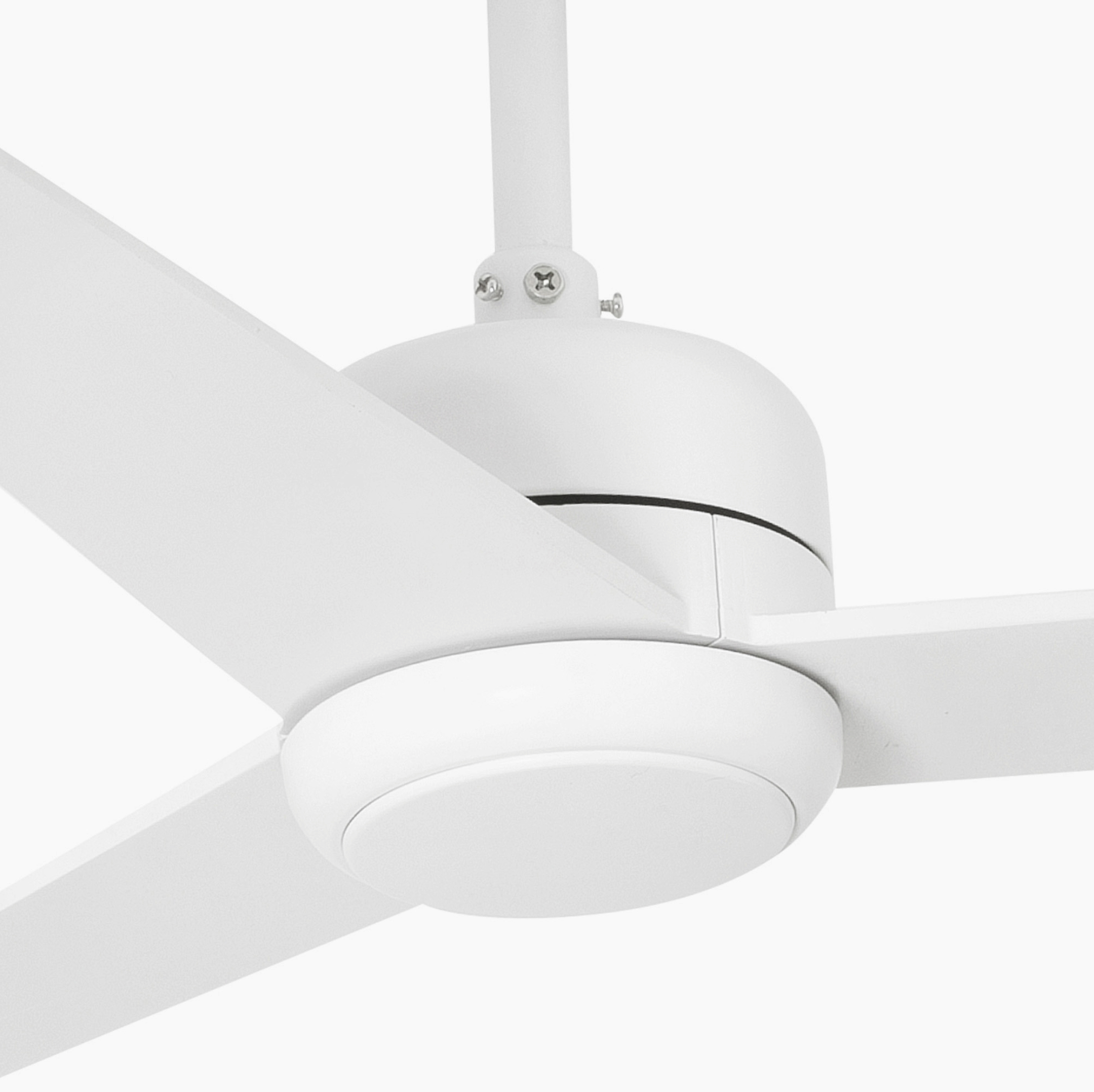 Weißer Deckenventilator, Nahaufnahme. Drei Flügel und ein zentrales Motorgehäuse.