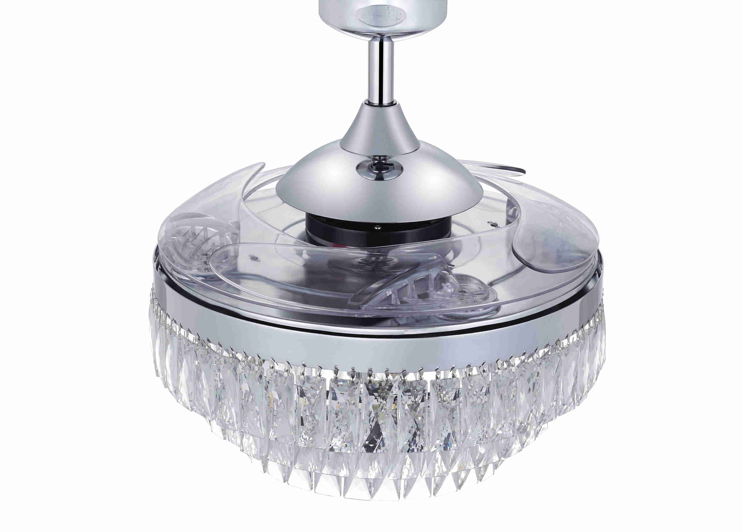 Ein Deckenventilator aus Chrom mit Kristallakzenten. Es ist eingeschaltet.
