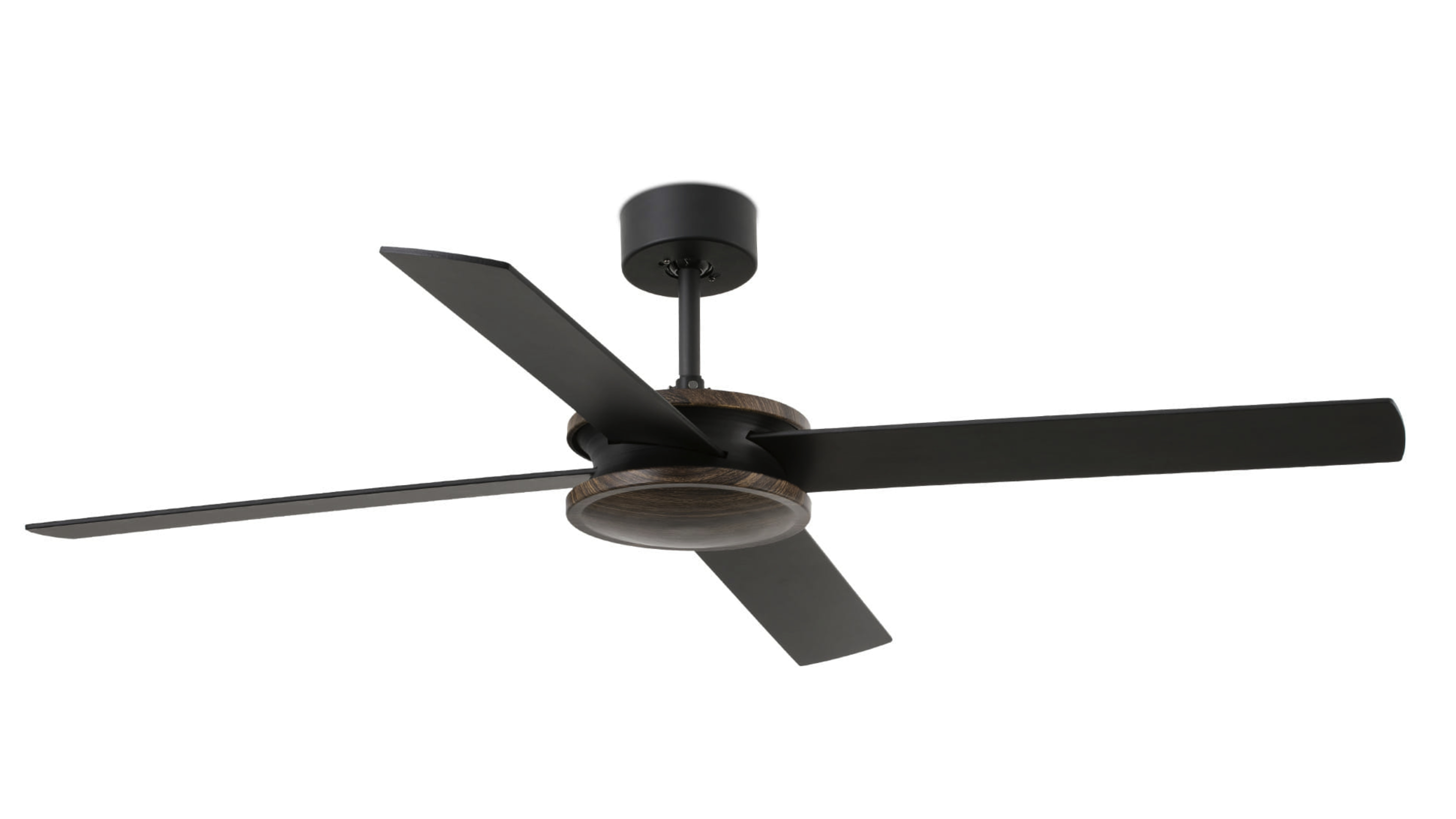 Ventilatore da soffitto con pale nere e centro effetto legno, sfondo bianco.