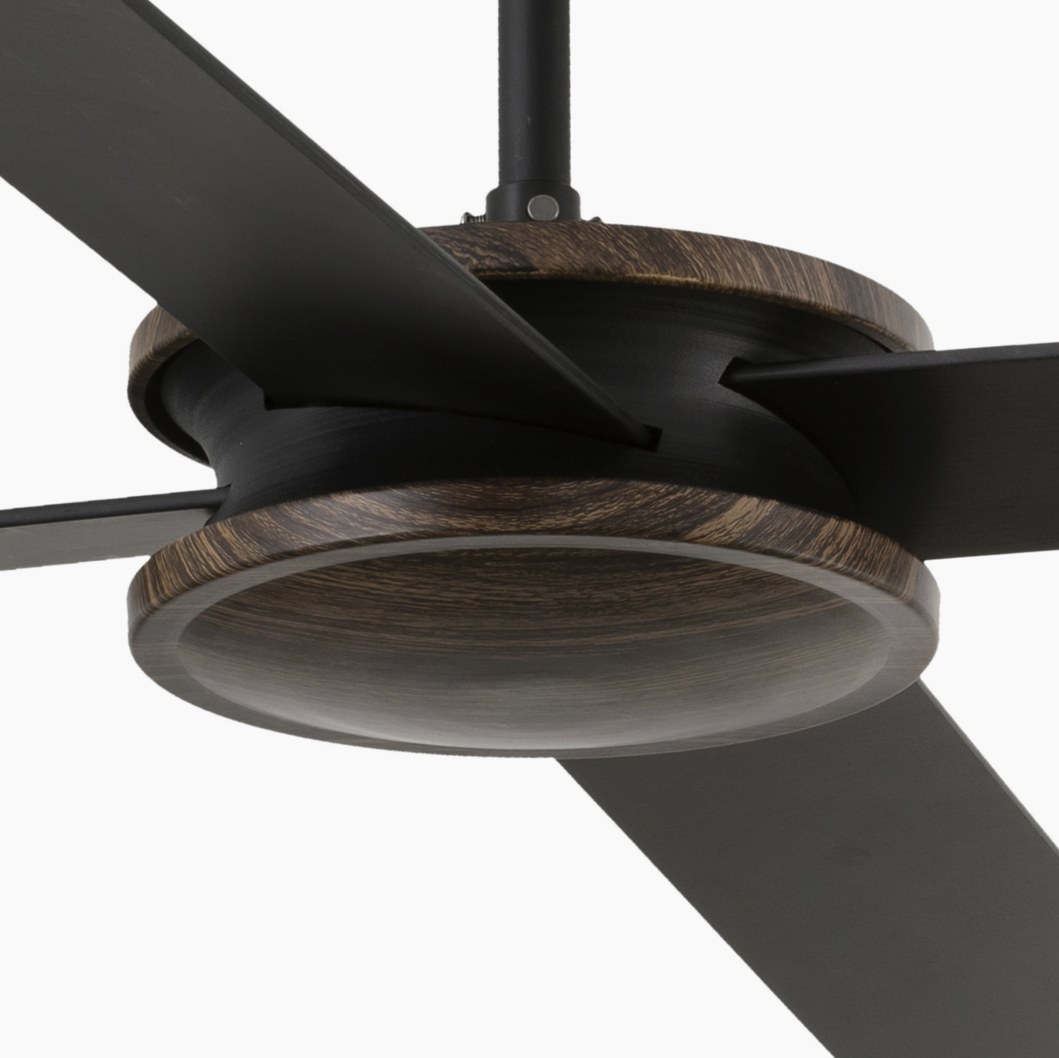 Vista ravvicinata di un ventilatore a soffitto, con pale nere e centro marrone.