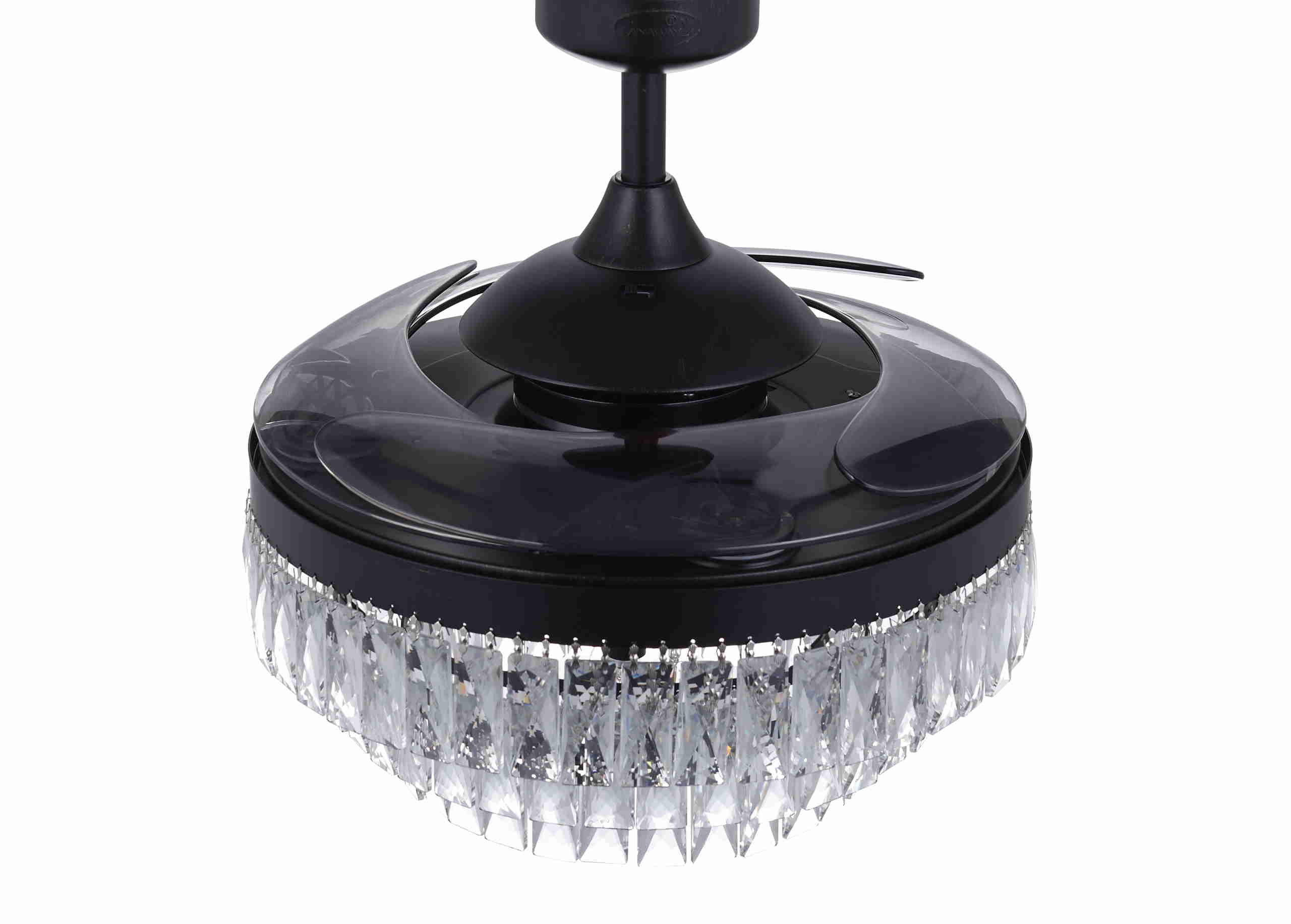 Schwarzer Deckenventilator mit Kristallakzenten.