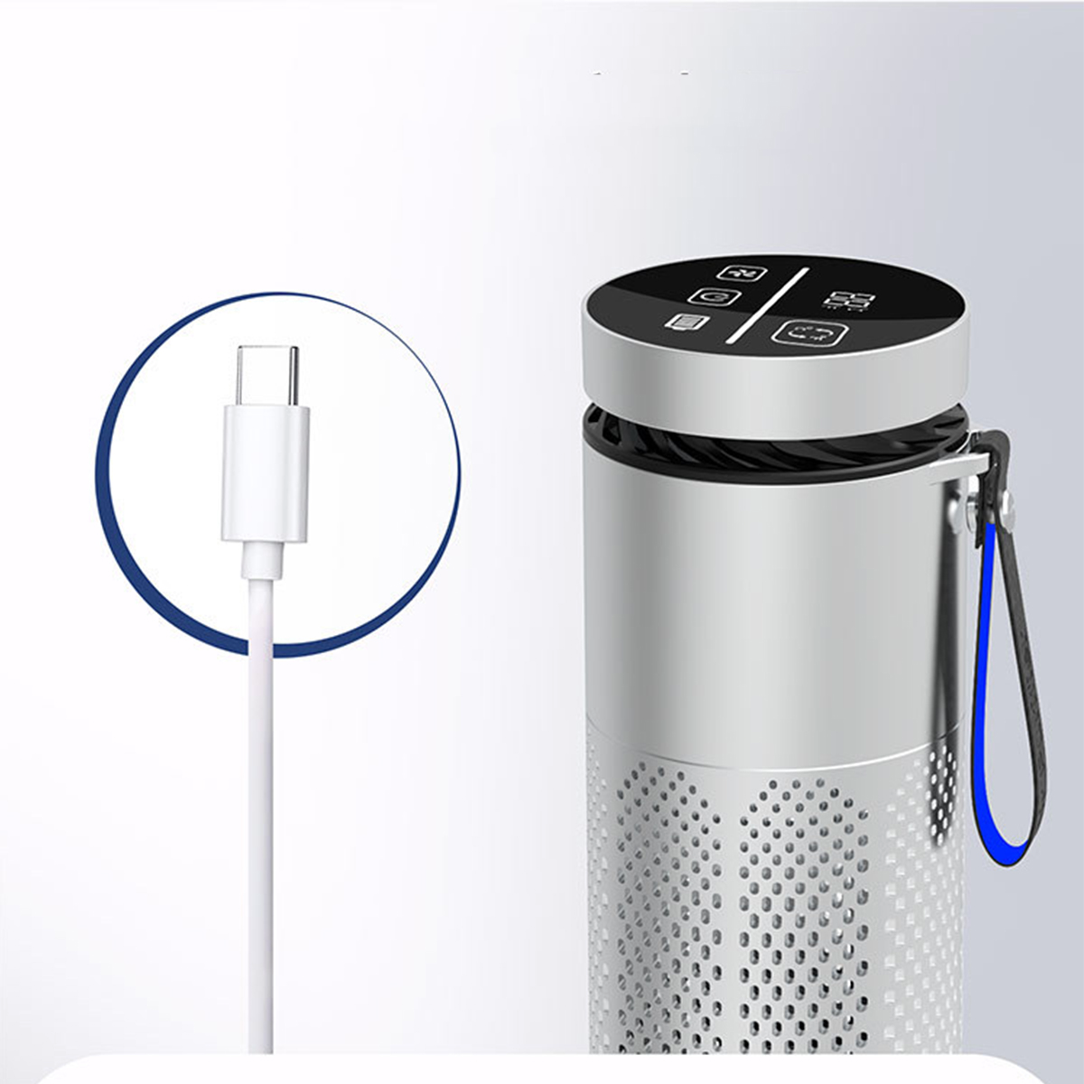 Silberner Luftreiniger mit weißem Kabel und Bedienfeld, blaues Ringdetail.