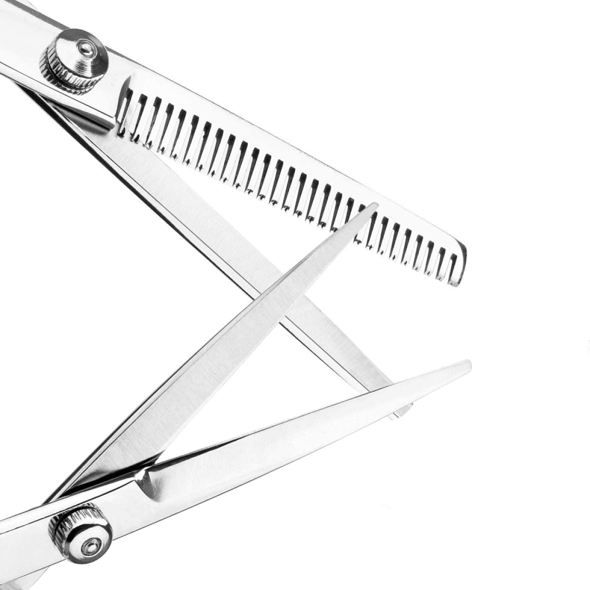 Nahaufnahme einer Schere mit kammähnlicher Klinge. Glänzendes Metall, gegen einen weißen Hintergrund gewinkelt. Nahaufnahme der Klingen.