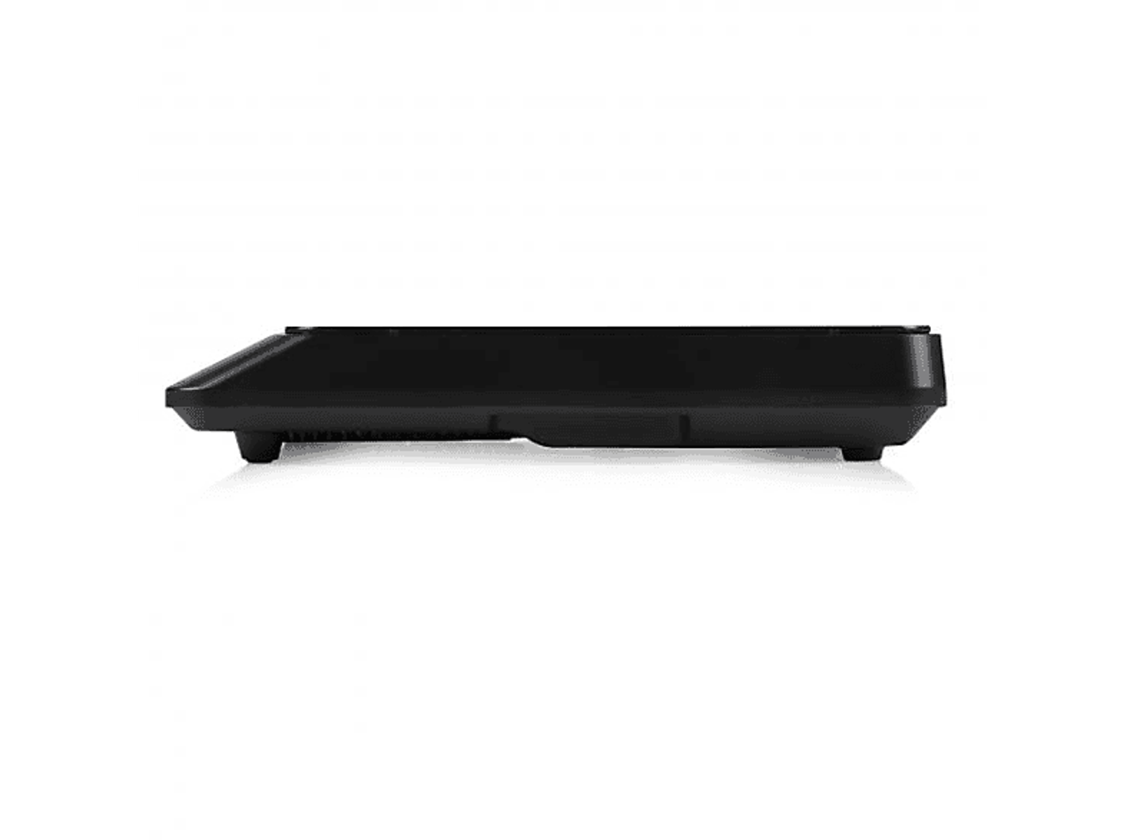 Płaskie czarne urządzenie, prawdopodobnie dekoder, widoczne z boku, spoczywające na białej powierzchni.