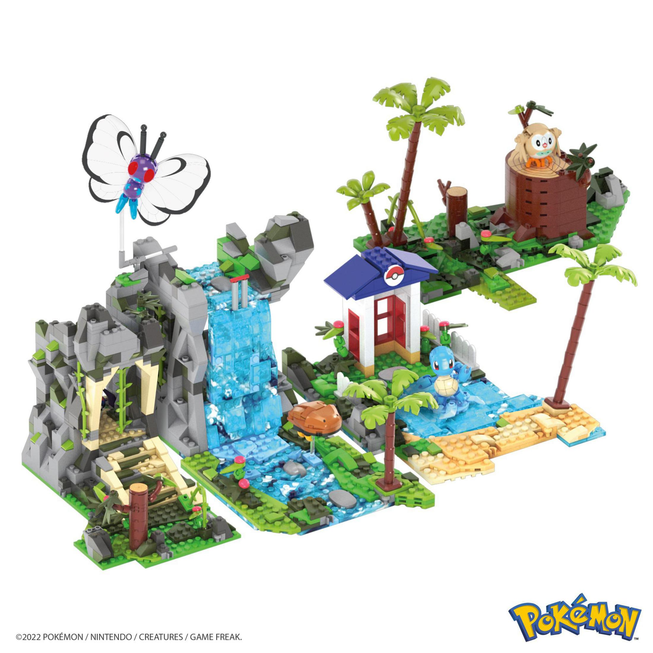 Lego-Diorama: Wasserfall, Bäume, Haus und Pokémon-Figuren, einschließlich eines Schmetterlings.