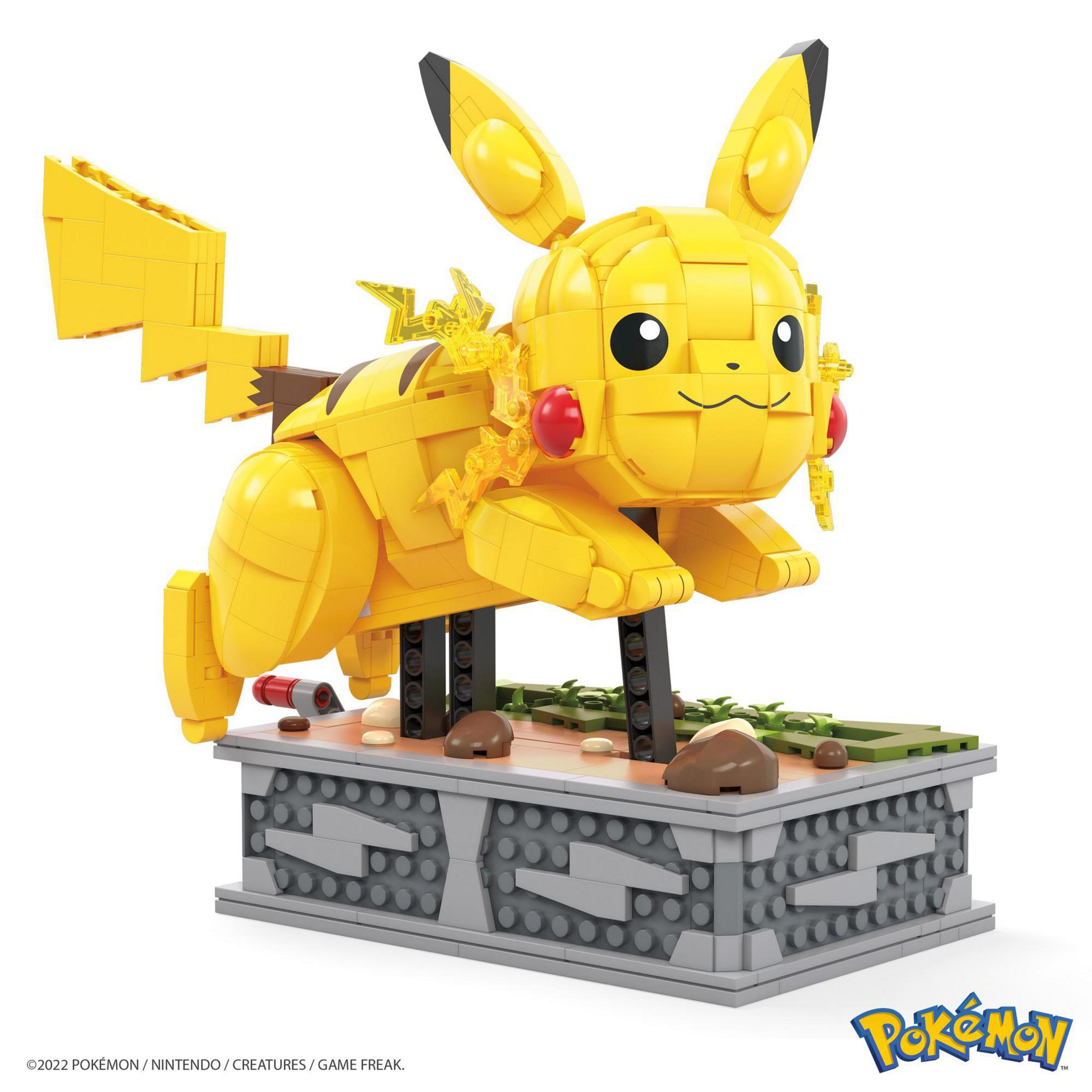 Pikachu Lego-Figur auf einer Plattform. Die Figur ist gelb mit schwarzen Details und roten Wangen.