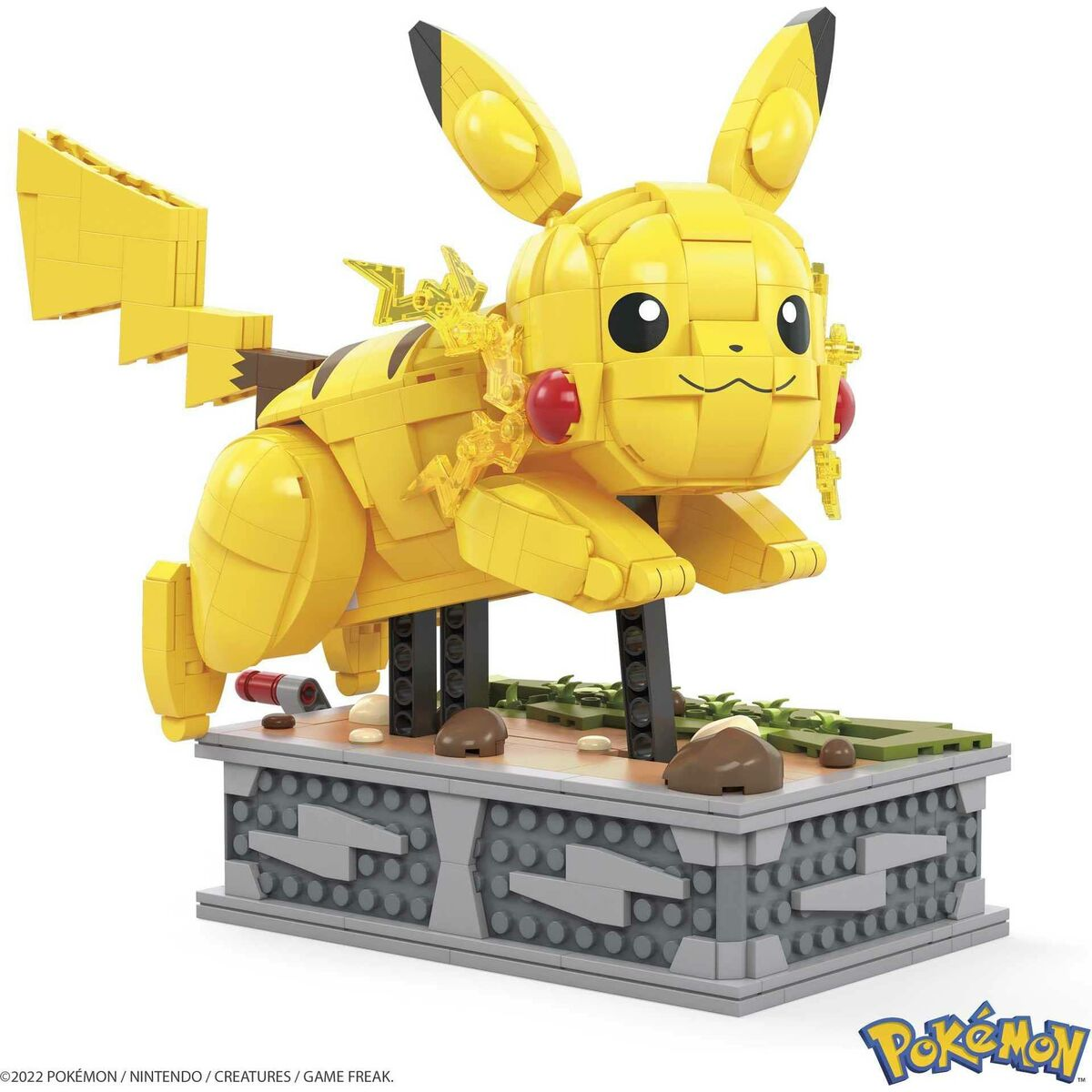 Pikachu Lego Figur auf grauem Sockel mit grünen Details. Gelber Körper, schwarze Augen und rote Wangen.