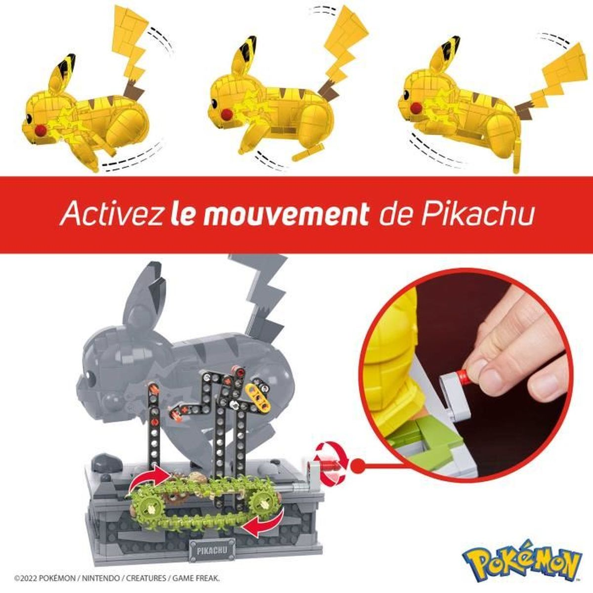 Ein Pikachu-Spielzeug wird in drei Bewegungsphasen gezeigt. Das Spielzeug besteht aus Blöcken und steht auf einer grauen Basis.