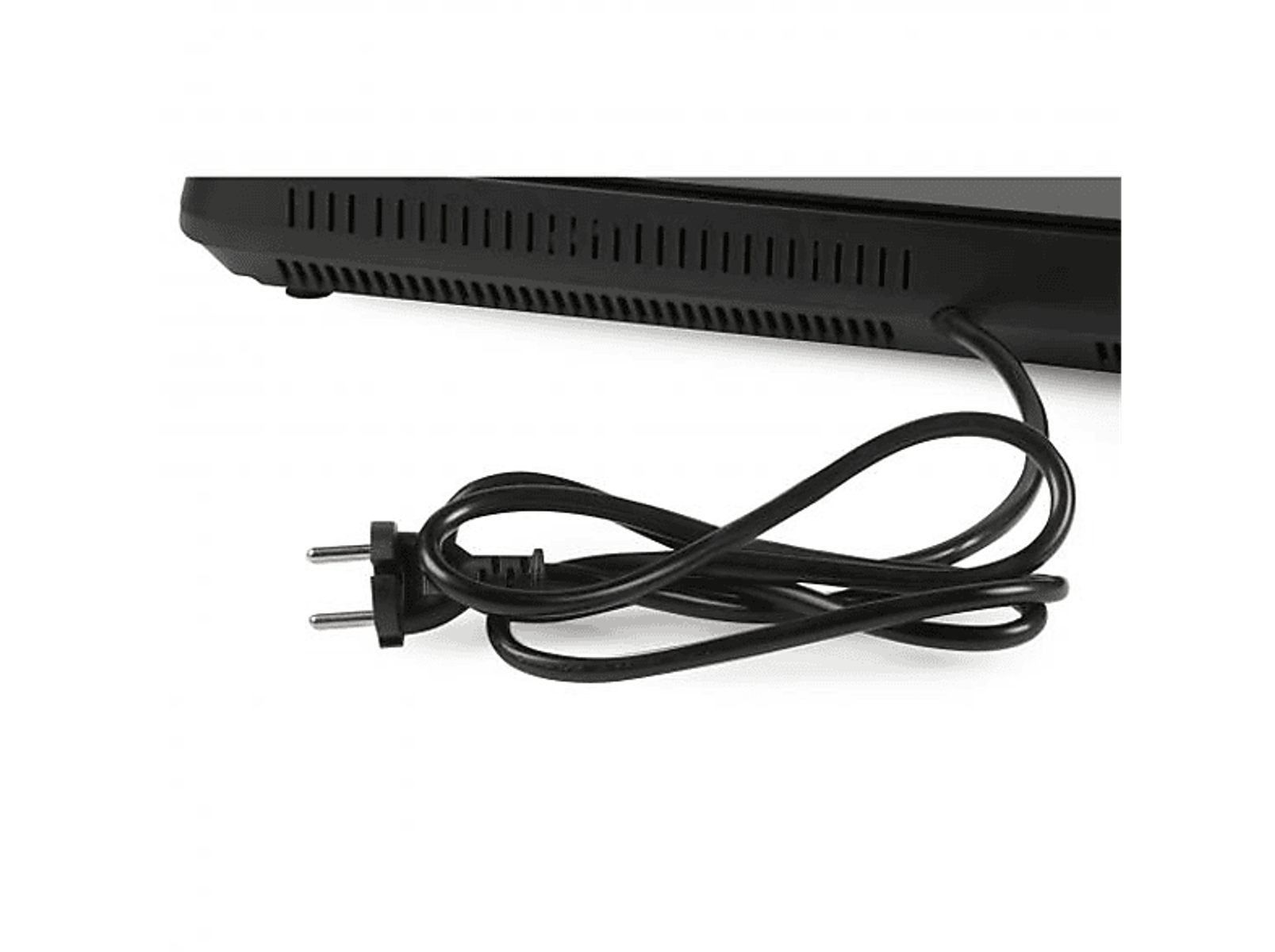 Czarny kabel zasilający z wtyczką, pod kątem na białym tle. Wtyczka widoczna po lewej.