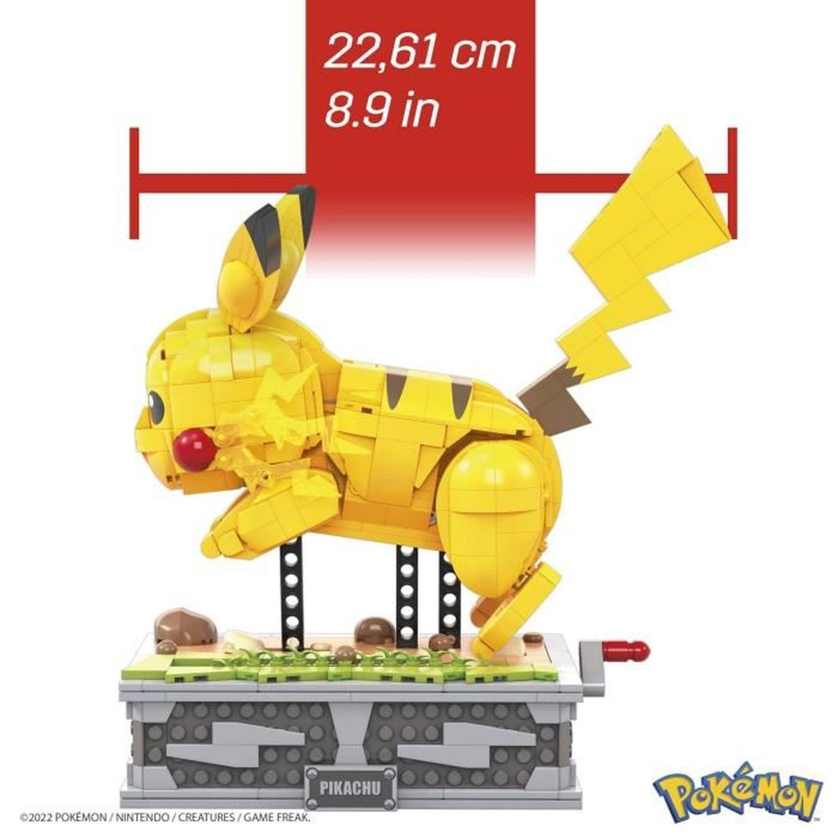 LEGO Pikachu Modell, gelb, rennt auf einer grauen Basis mit oben angegebenen Abmessungen.