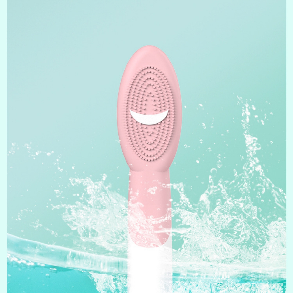 Eine rosa Gesichtsreinigungsbürste mit Wasserspritzern auf türkisfarbenem Hintergrund.