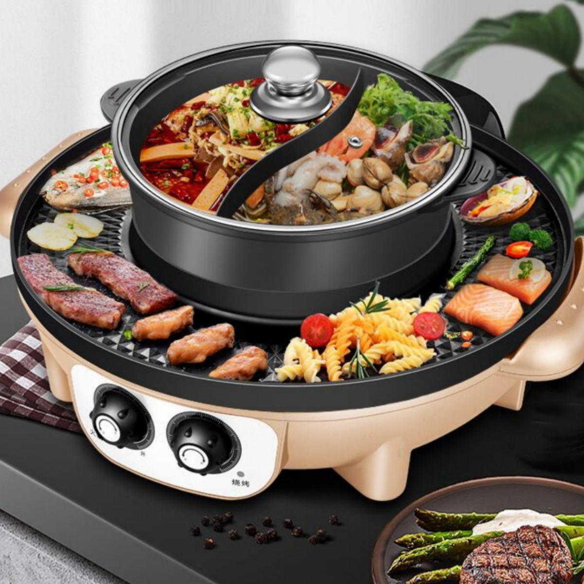 Ein runder Elektrogrill, auf dem Essen zubereitet wird. In der Mitte befindet sich ein Topf.
