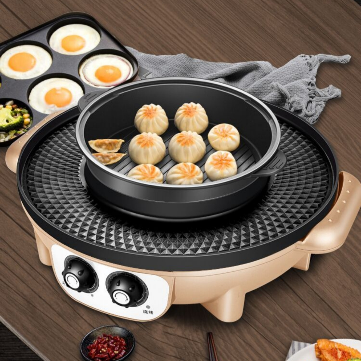 Elektrischer Grill mit Eiern, Knödeln und verschiedenen Kochzonen. Holztischhintergrund.