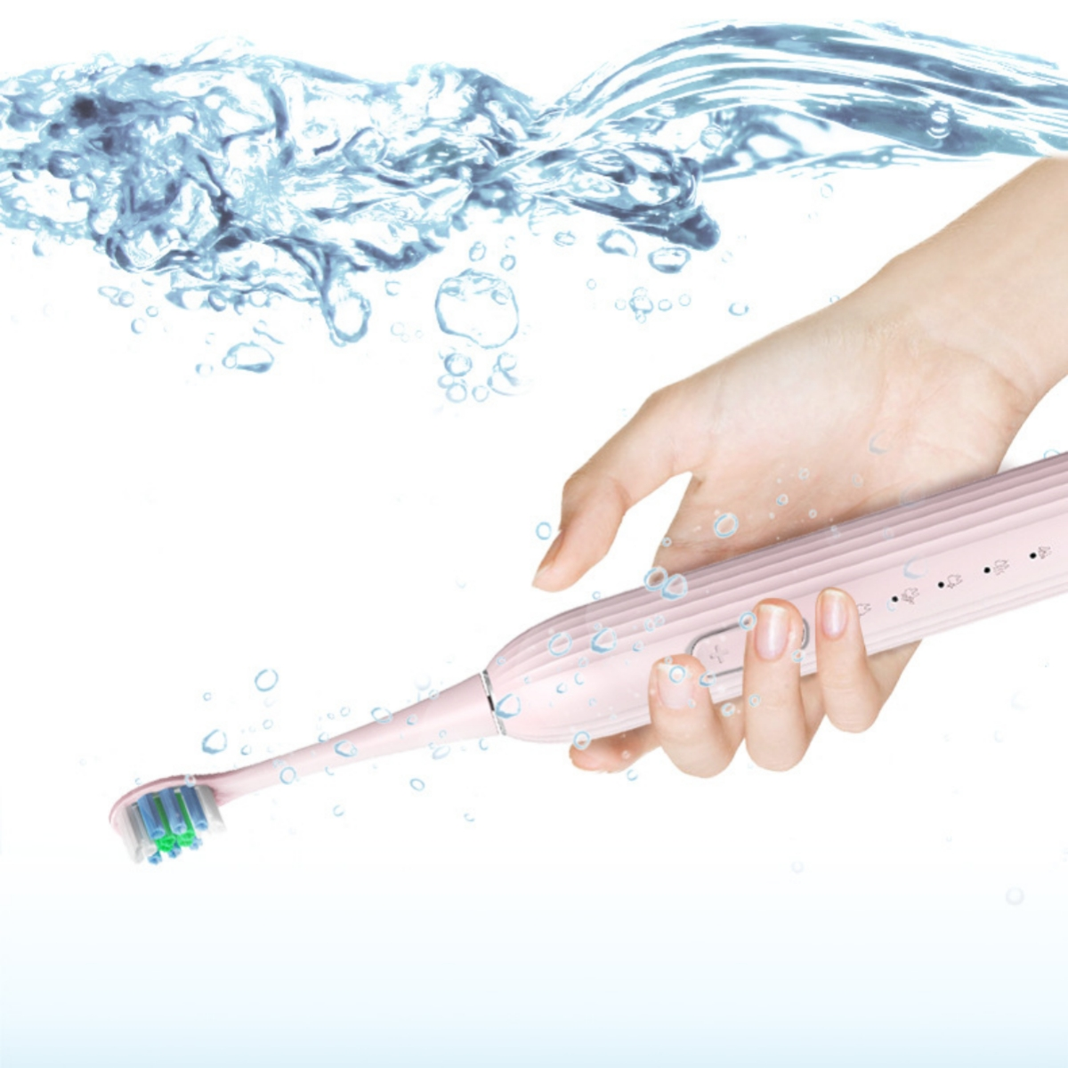 Eine Hand hält eine rosa elektrische Zahnbürste unter Wasser. Blasen umgeben die Zahnbürste.