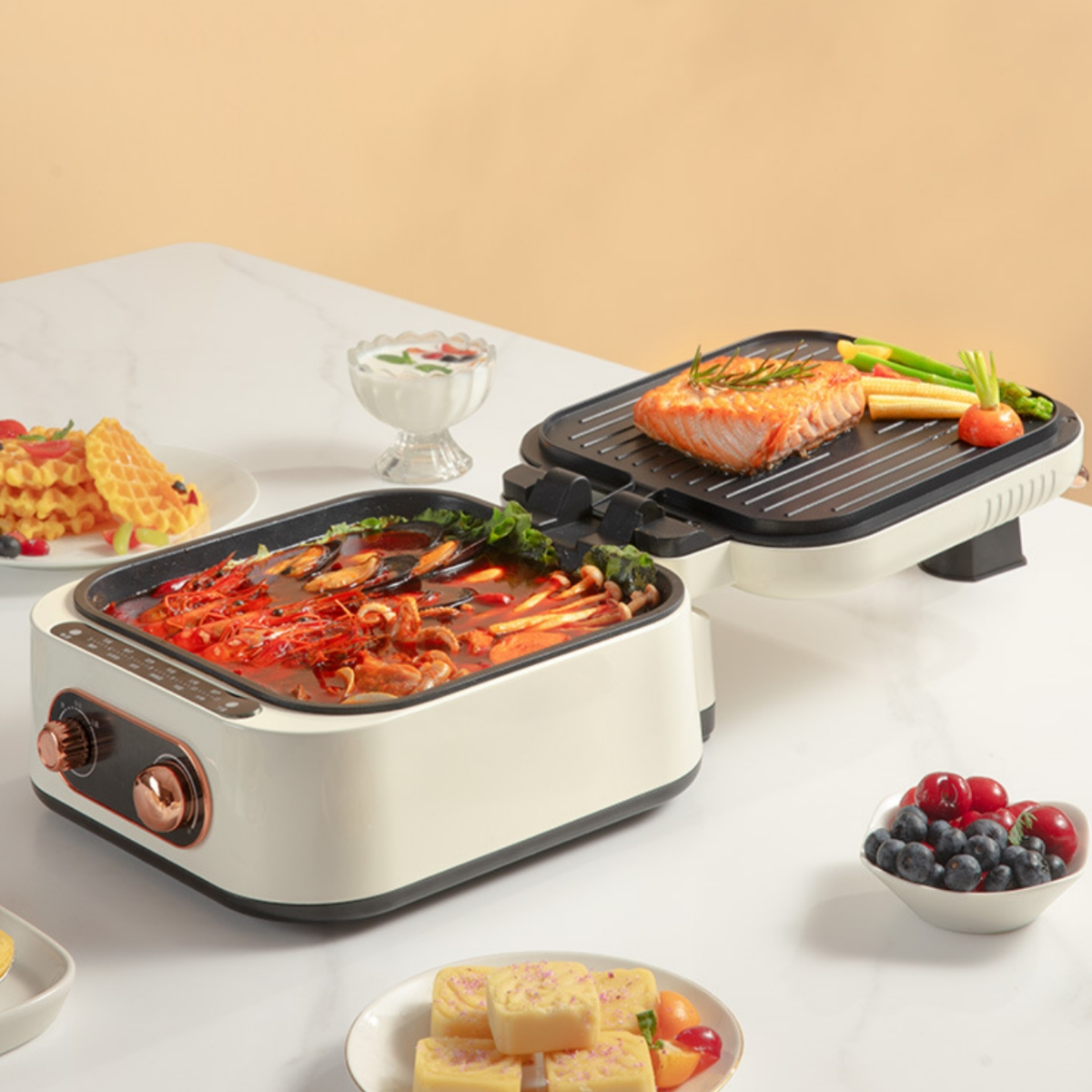 Ein weißer Elektrogrill mit Essen. Waffeln, Lachs und Gemüse sind sichtbar.