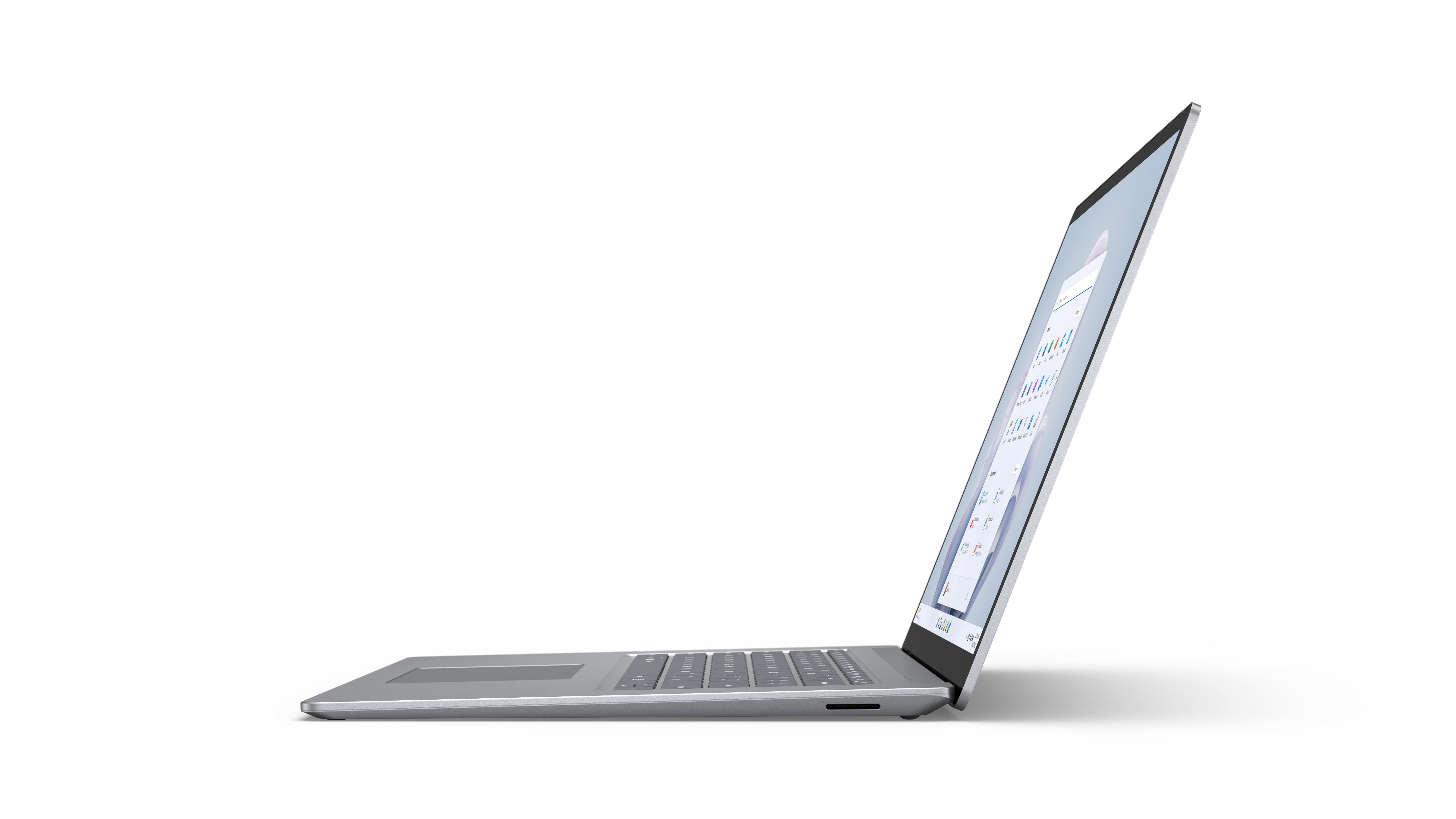 Ein silberner Laptop wird von der Seite gezeigt, gegen einen weißen Hintergrund geneigt geöffnet.