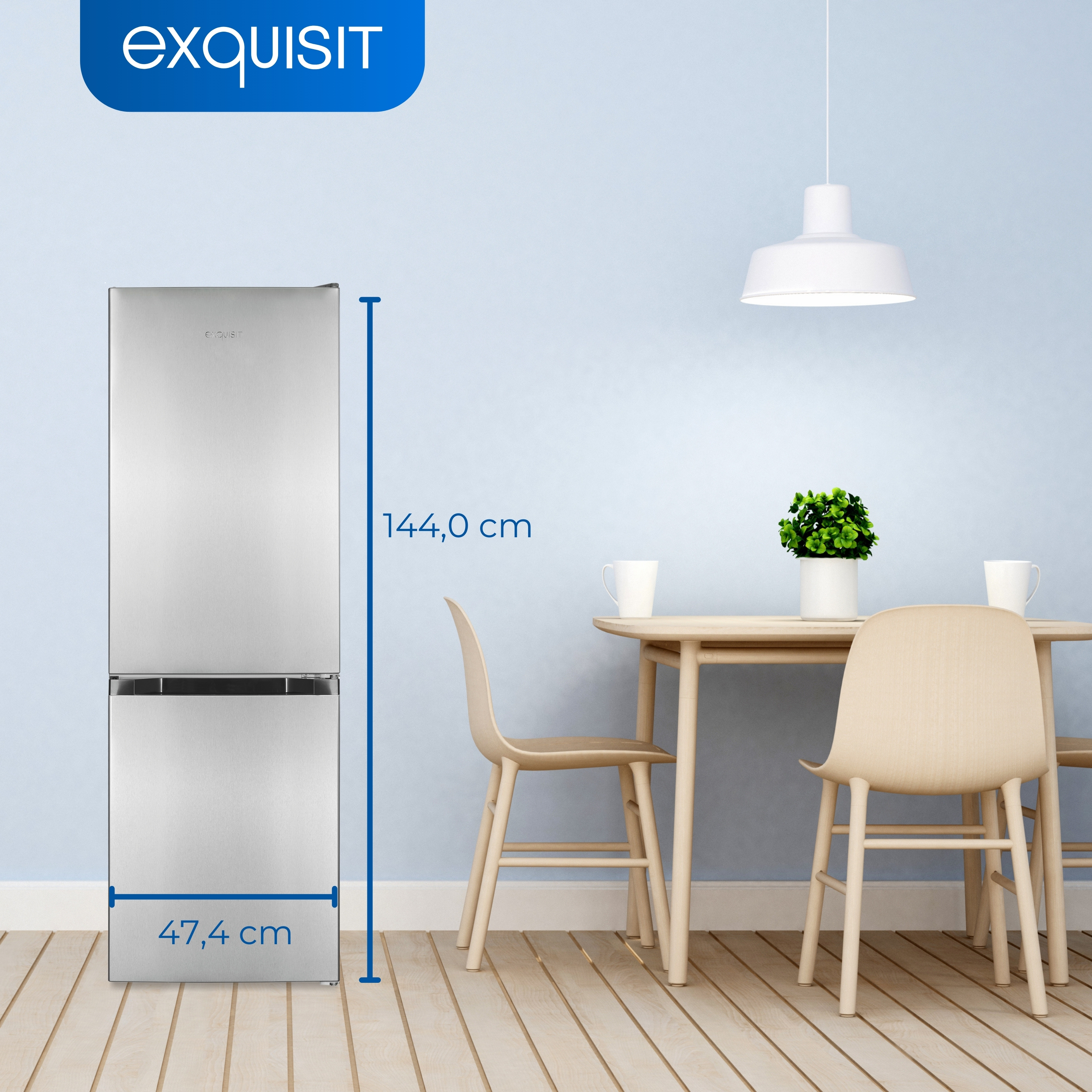 Ein silberner Kühlschrank an einer blauen Wand, neben einem Tisch und Stühlen. Abmessungen: 144 cm x 47,4 cm.