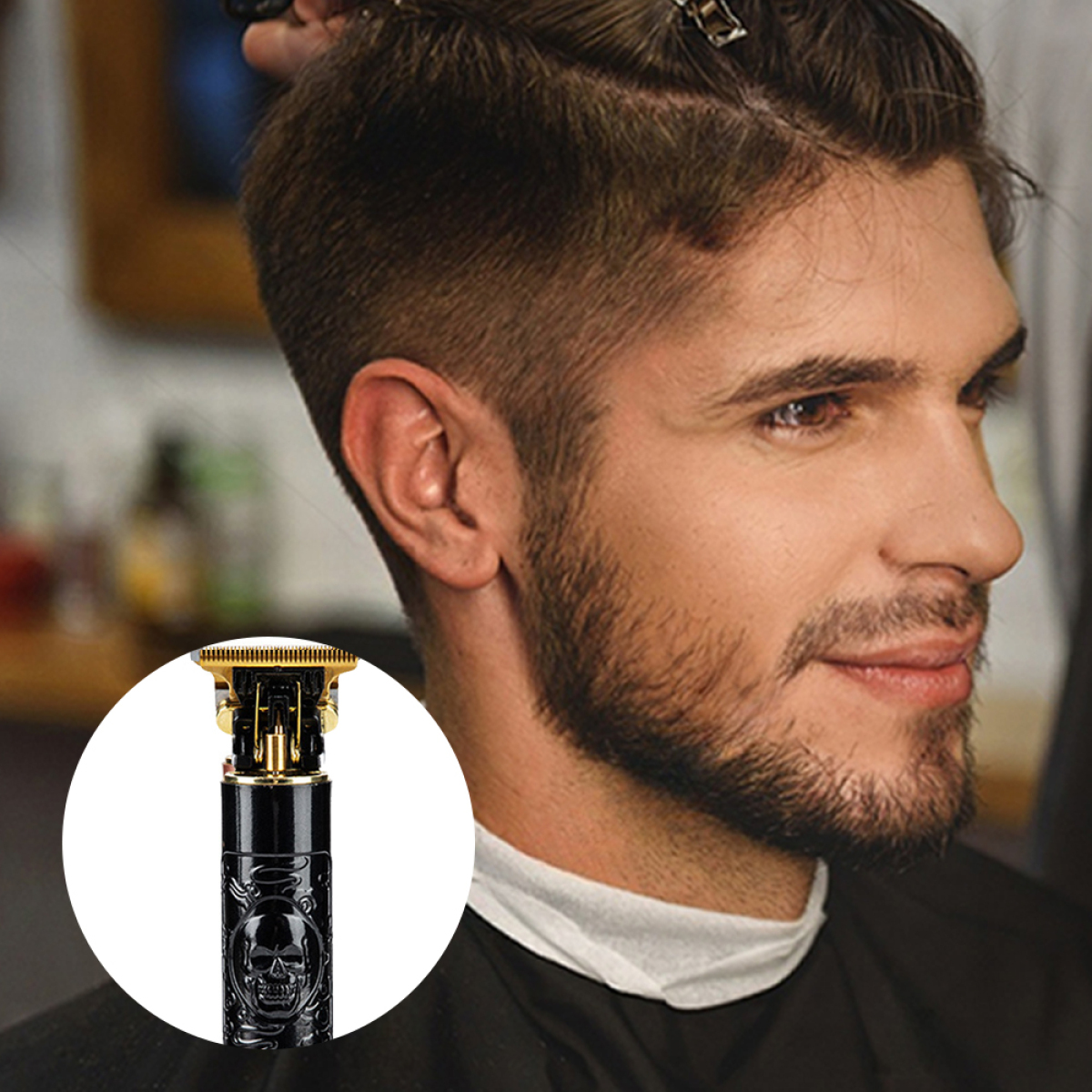 Ein Mann mit Bart bekommt einen Haarschnitt. Ein schwarzer und goldener Haarschneider mit Totenkopfmuster.