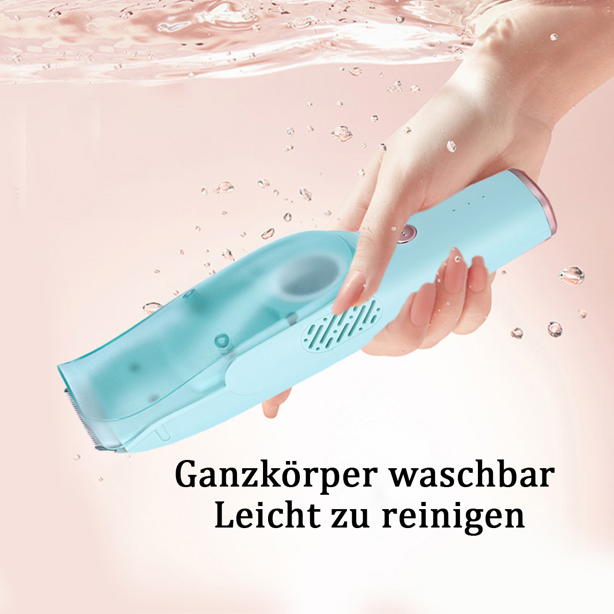 Eine Hand hält einen blauen Haarschneider in Wasser mit Blasen.