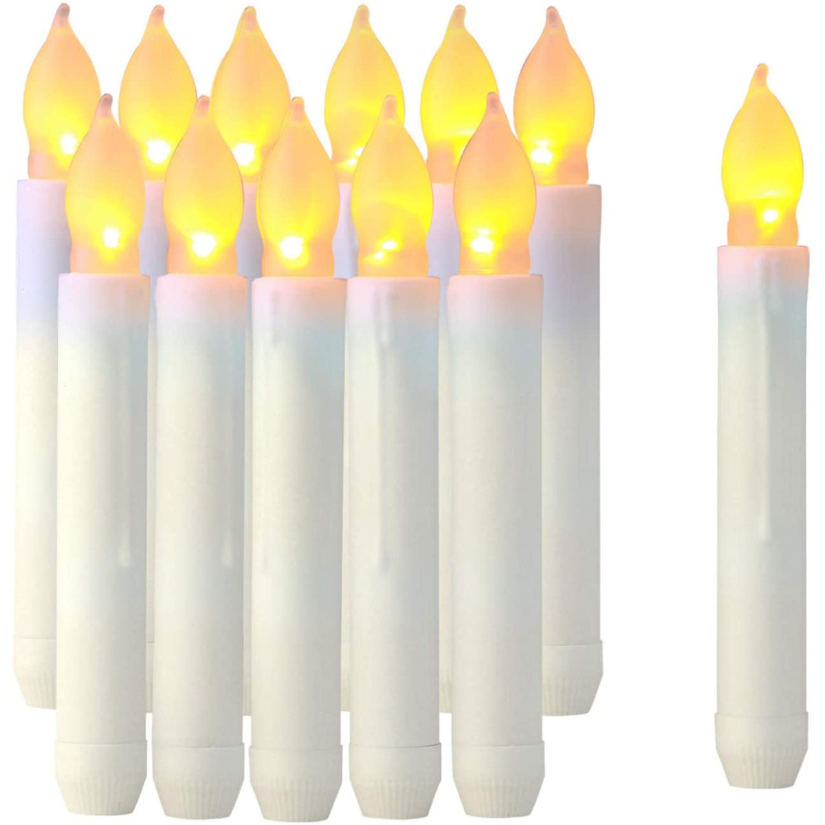 Eine Gruppe weißer Kerzen mit gelben Flammen. Eine Kerze steht rechts allein.