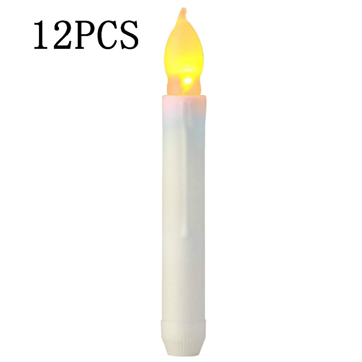 12 weiße Kerzen mit gelben Flammen. Die Dochte sind angezündet, der Hintergrund ist weiß.