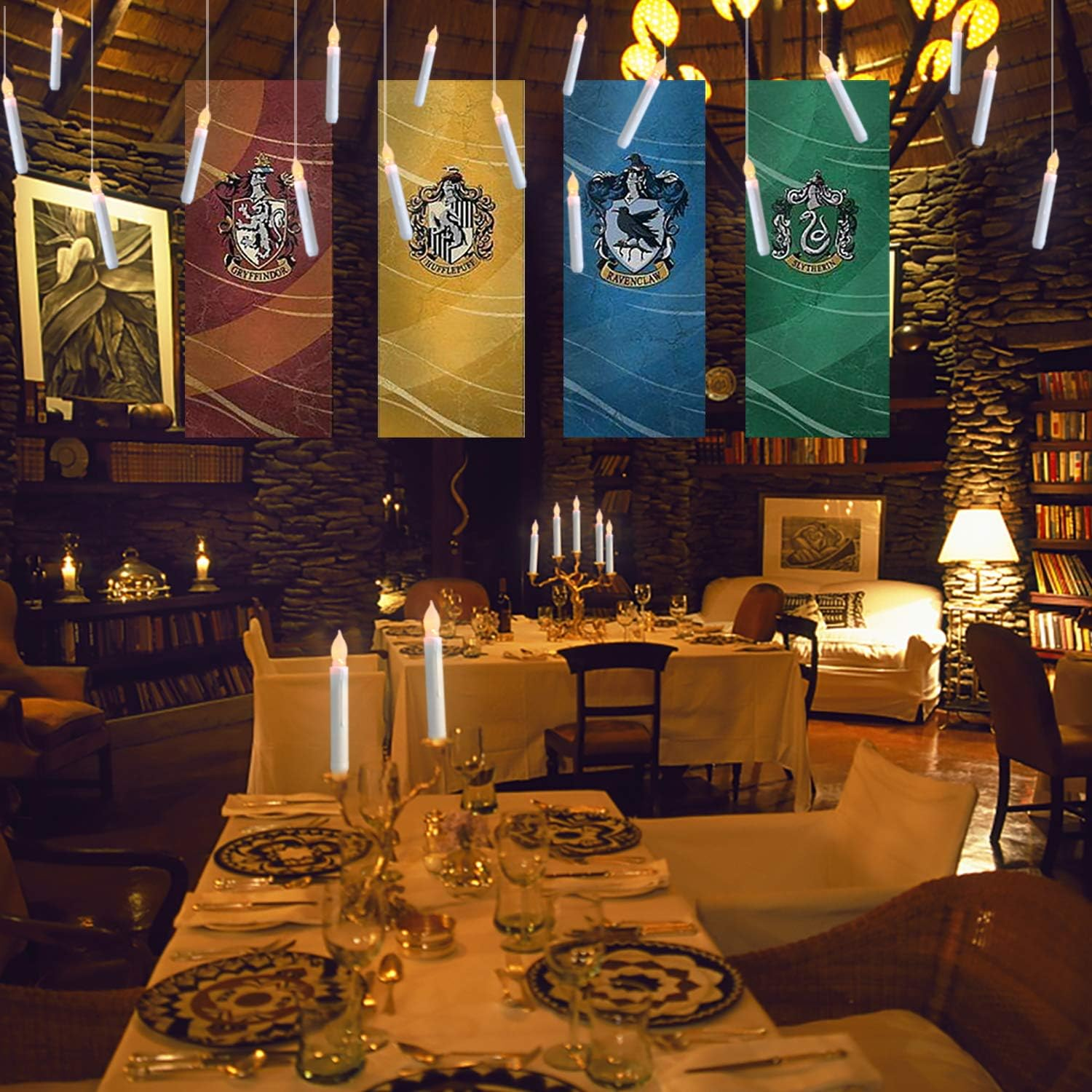 Ein Esszimmer mit Harry-Potter-Bannern, Kerzen und einem Tisch, der für eine Mahlzeit gedeckt ist.