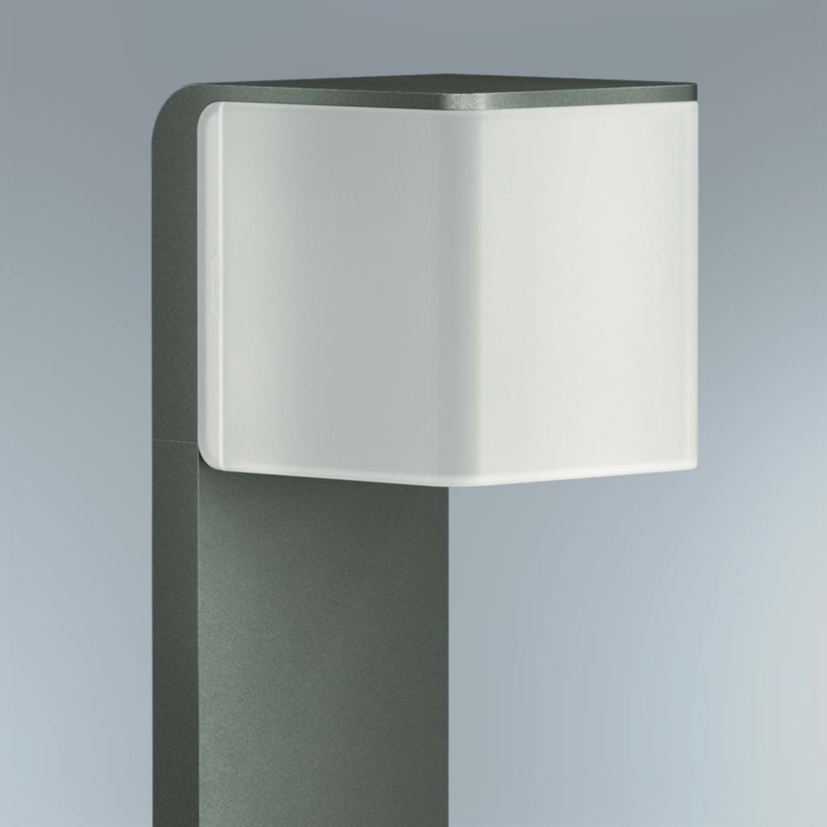 Graue Außenleuchte mit weißem, rechteckigem Lichtpanel.