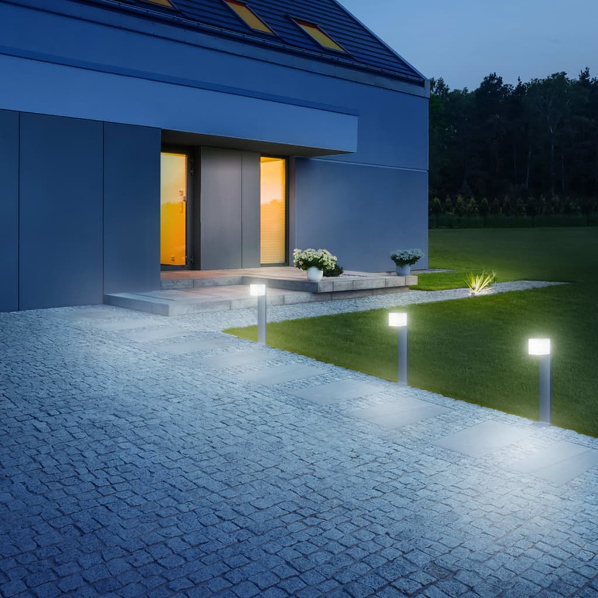 Nachtszenario eines Hauses mit beleuchteten Lichtern. Weg mit Lichtern zum Haus.