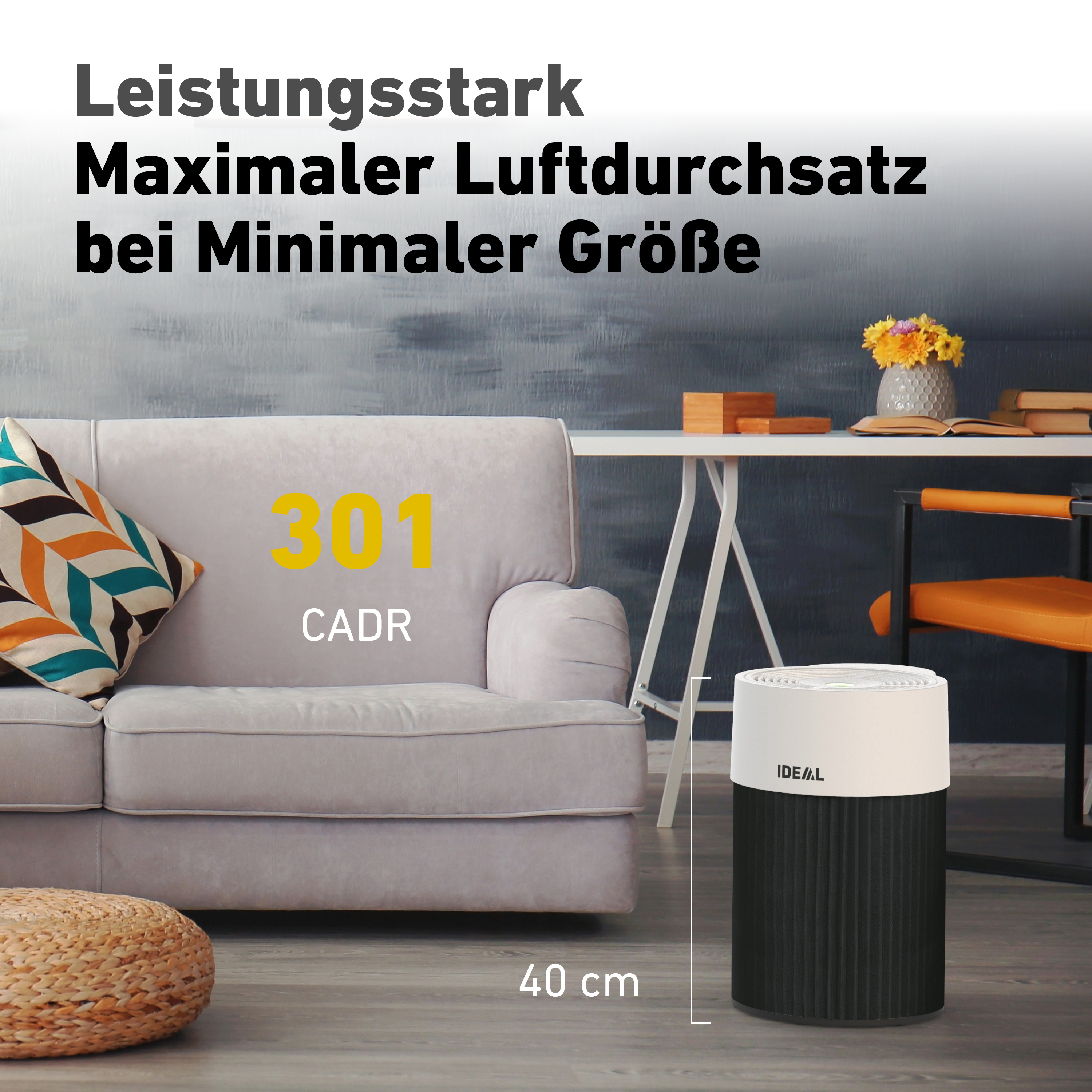 Luftreiniger mit Text und 40 cm Messung vor einem Raum mit Couch und Dekor.