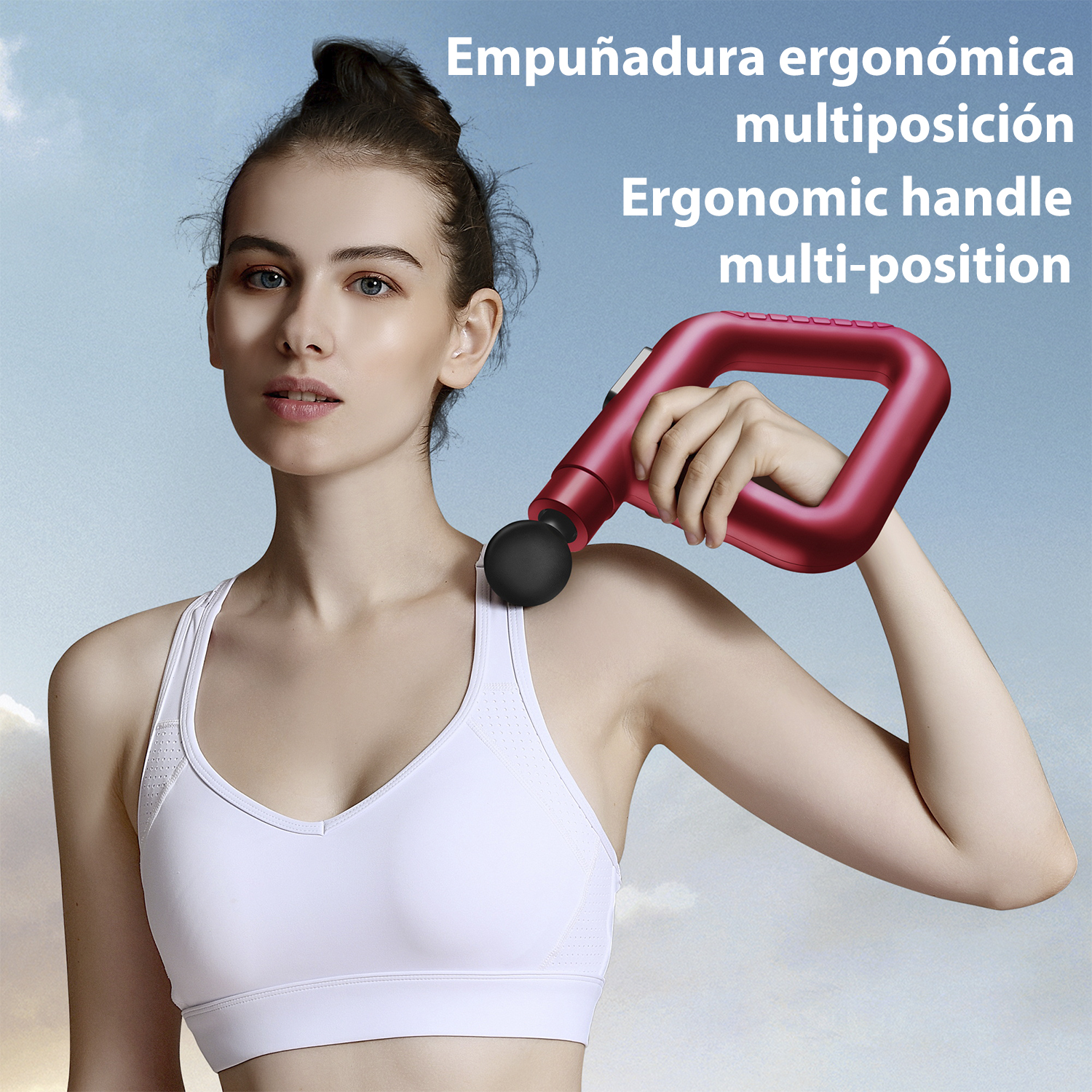 Una mujer sostiene una pistola de masaje roja. El mango es ergonómico y el fondo es el cielo.