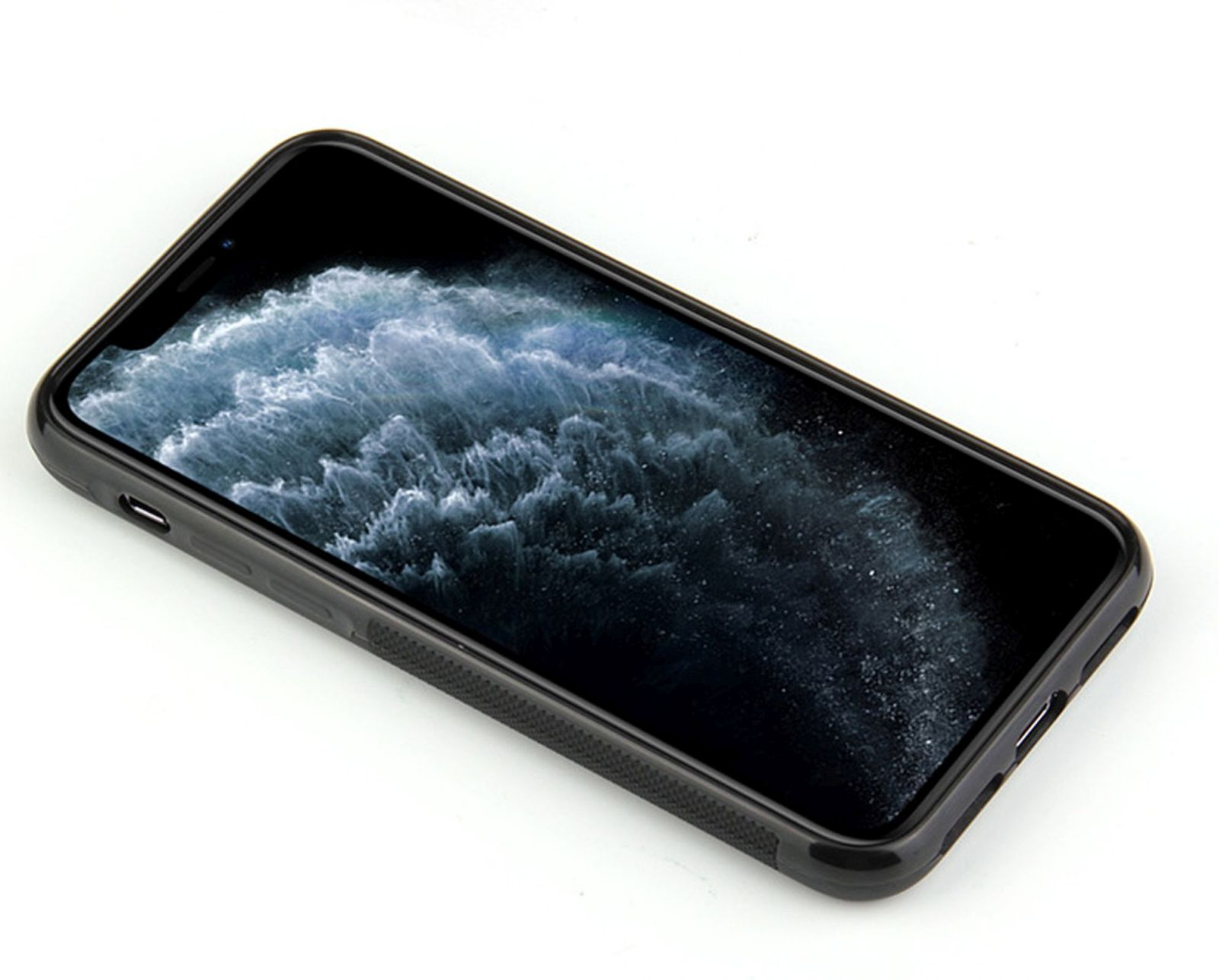 Schwarzes Smartphone in einer Hülle. Der Bildschirm zeigt einen bewölkten Hintergrund. Weiße Oberfläche.