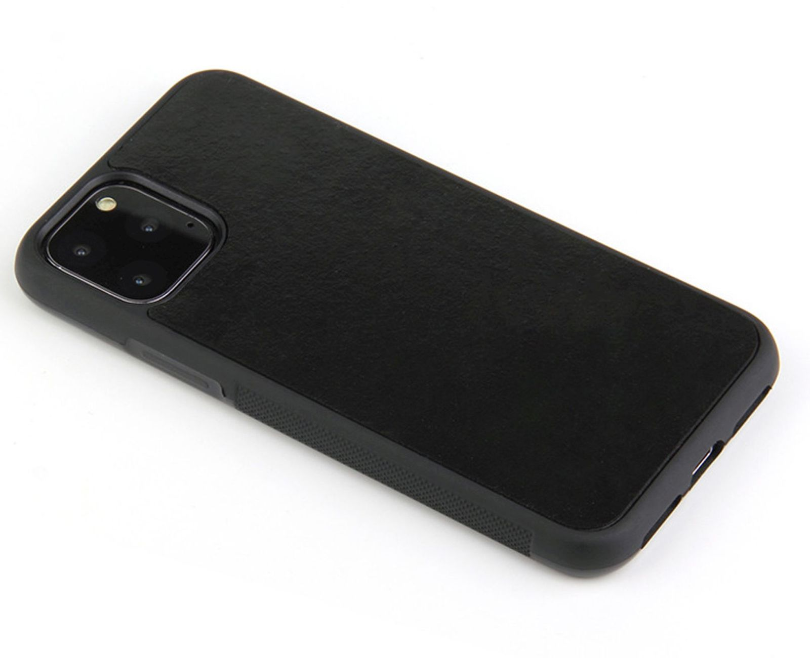 Schwarze Handyhülle auf weißer Oberfläche. Die Hülle ist auf dem Telefon.