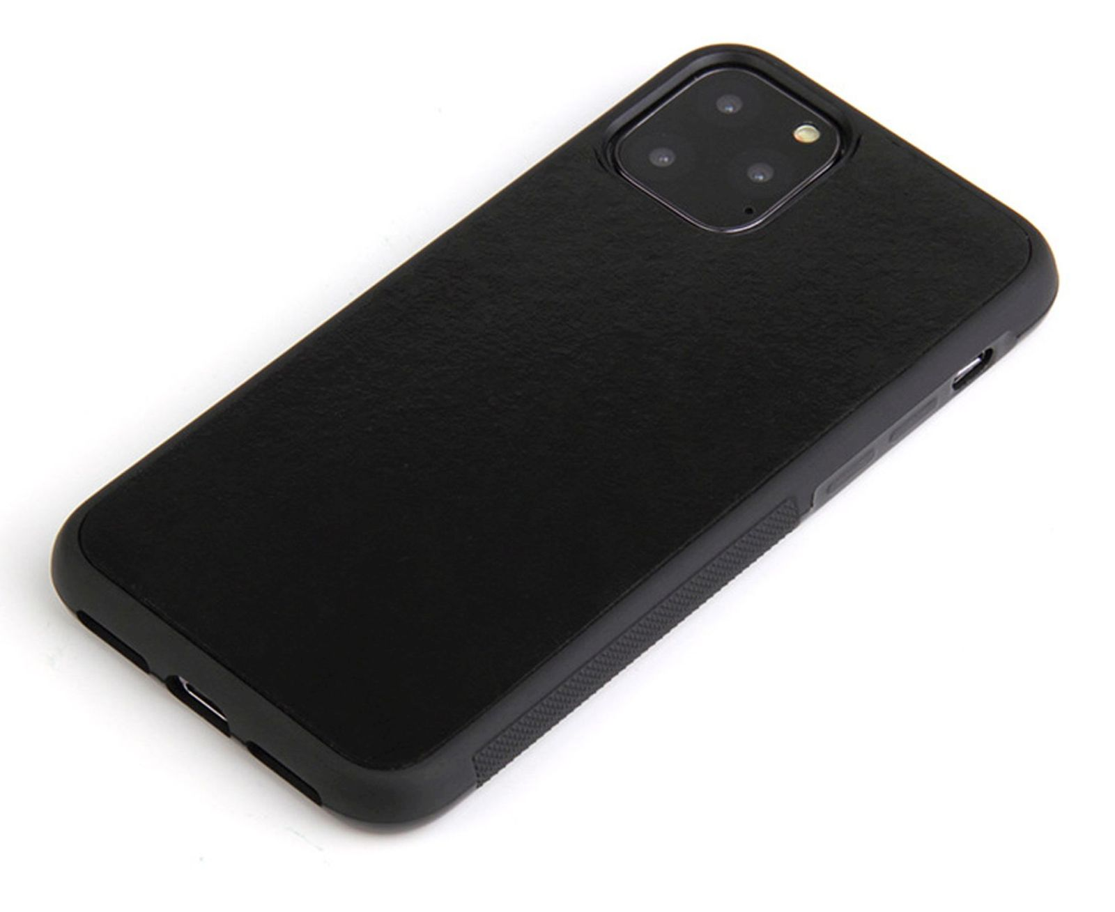 Ein schwarzes Smartphone mit drei Kameras auf der Rückseite. Das Telefon liegt auf einer weißen Oberfläche.
