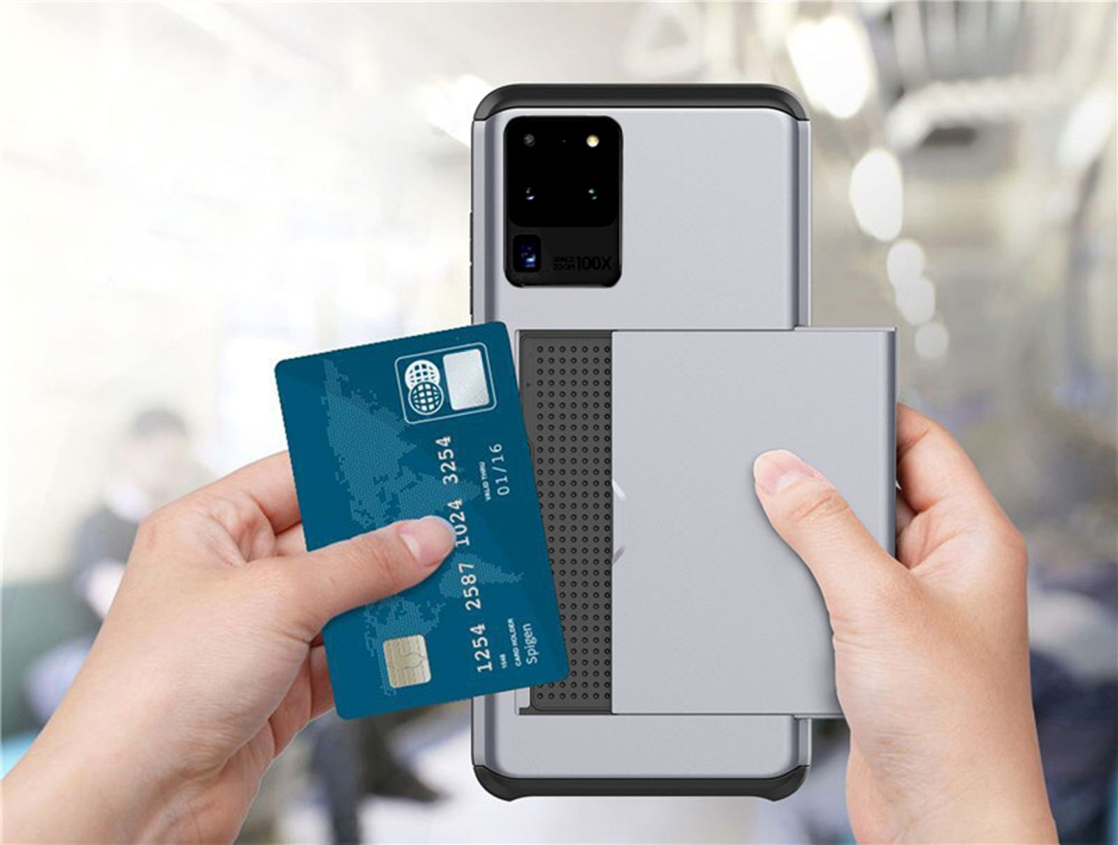 Eine Person hält eine Kreditkarte und eine Handyhülle mit einem Telefon darin. Die Handyhülle hat ein Kartenfach.