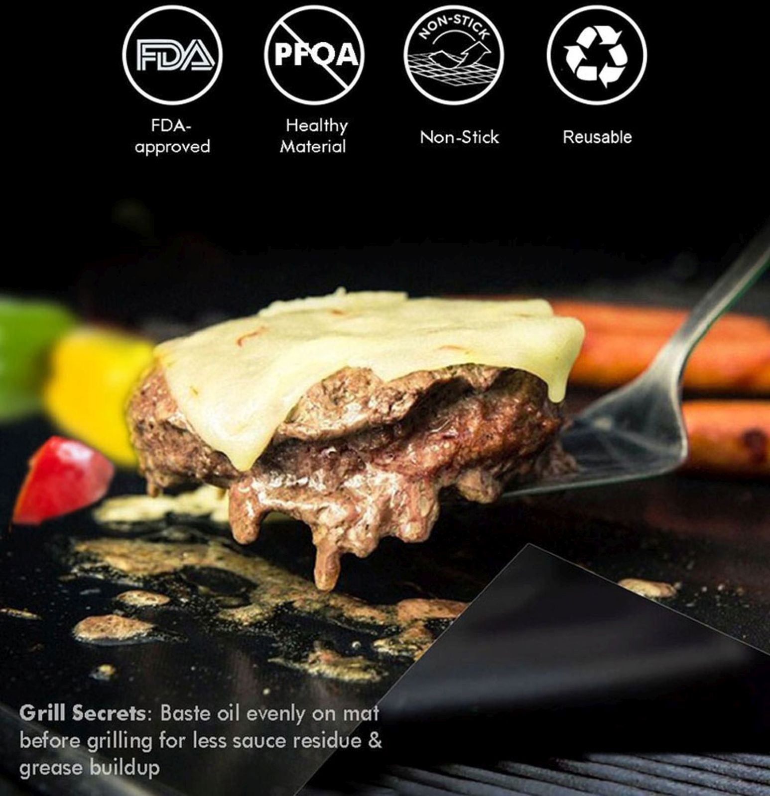 Burger auf einem Pfannenwender, der auf einem Grill gewendet wird, mit Lebensmittelsicherheitssymbolen im Hintergrund.