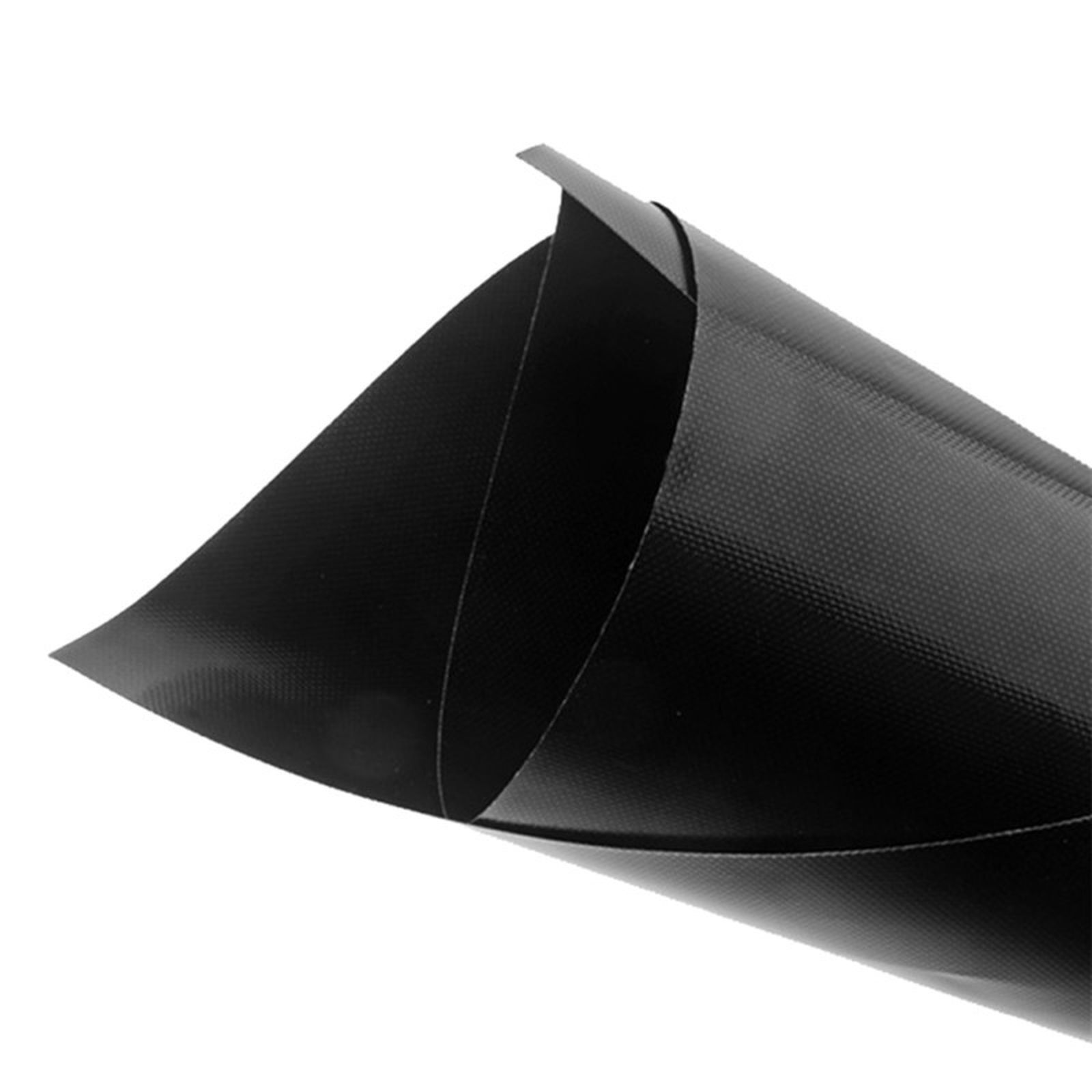 Schwarz gefaltetes Material, strukturierte Oberfläche, weißer Hintergrund.