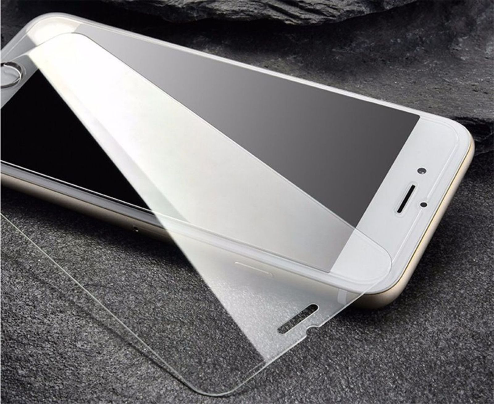 Ein Smartphone mit aufgebrachter Displayschutzfolie, die den Rand des Bildschirms zeigt.