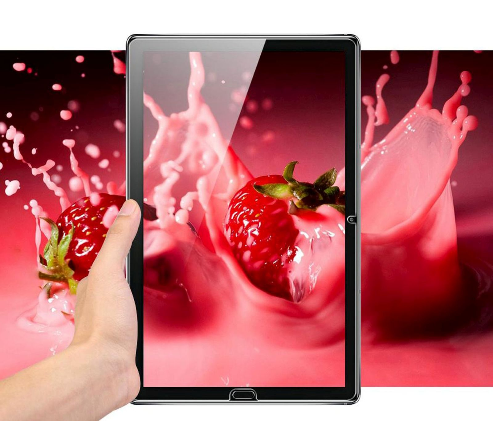 Una mano che tiene un tablet che mostra fragole in liquido rosa.