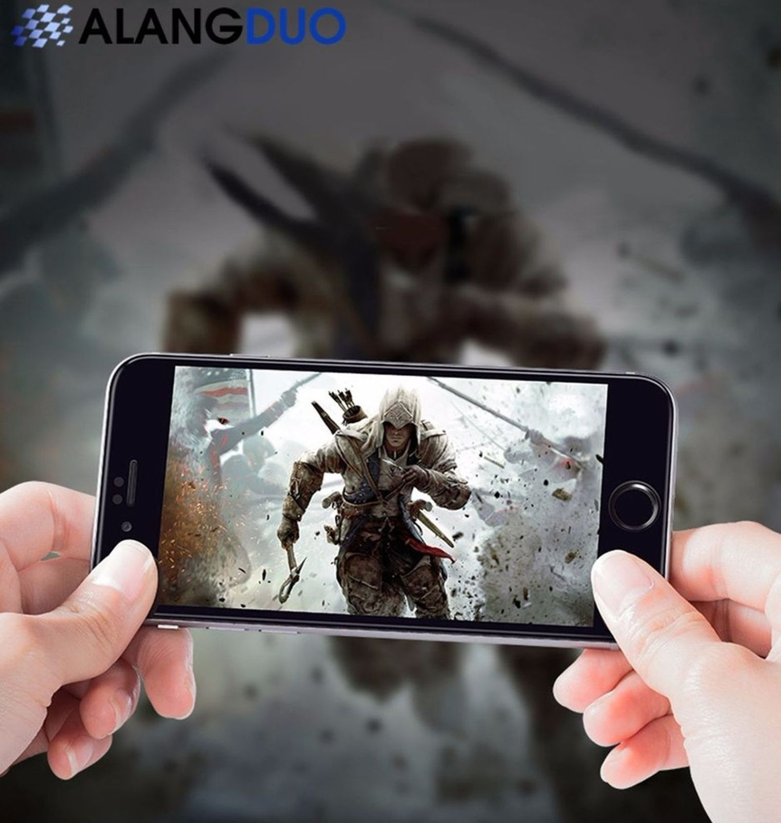 Smartphone mit Spielszene auf dem Bildschirm, gehalten von Händen, mit AlangDuo-Logo.
