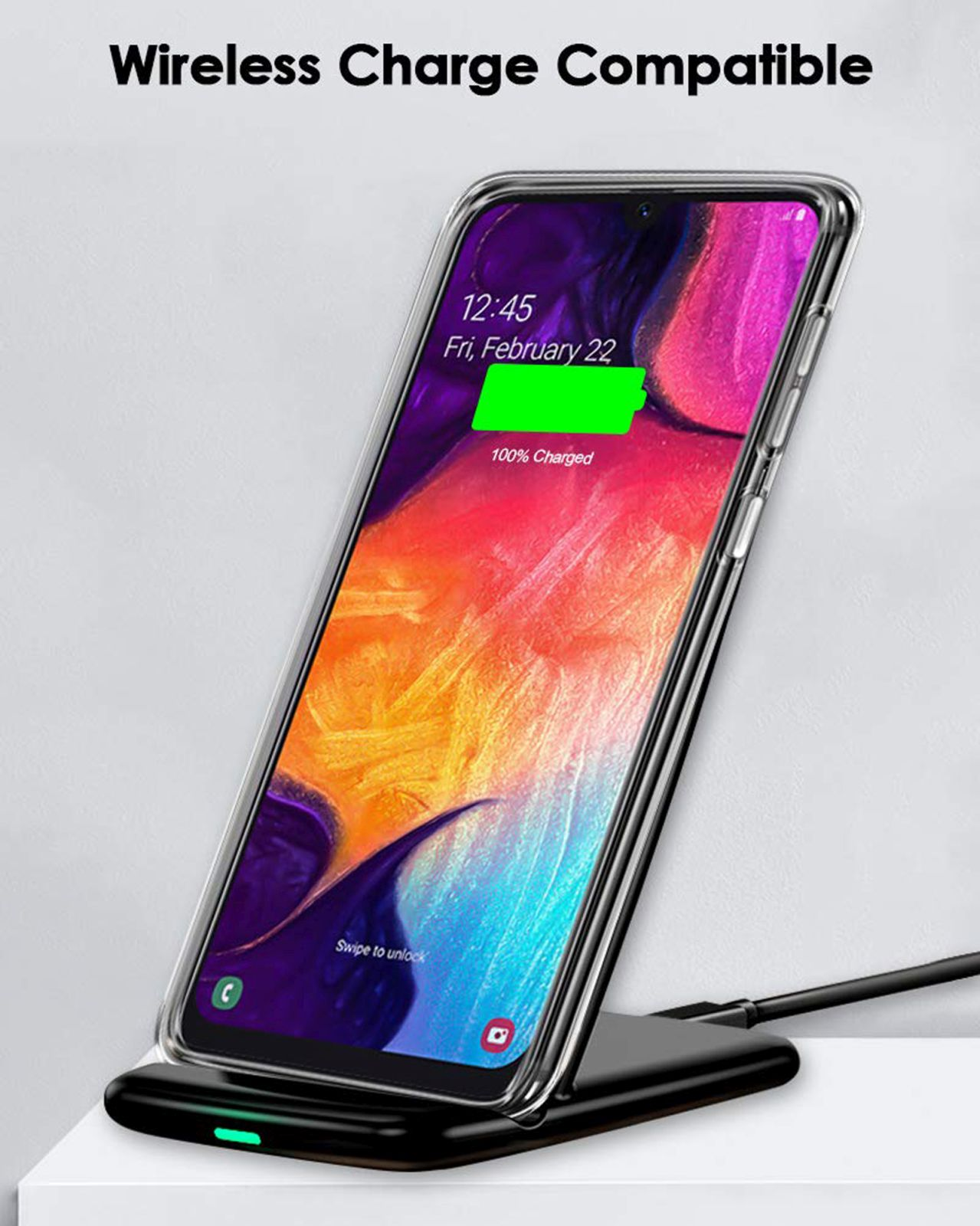 Ein Telefon, das drahtlos auf einem schwarzen Pad geladen wird und auf dem Bildschirm 100 % geladen anzeigt.