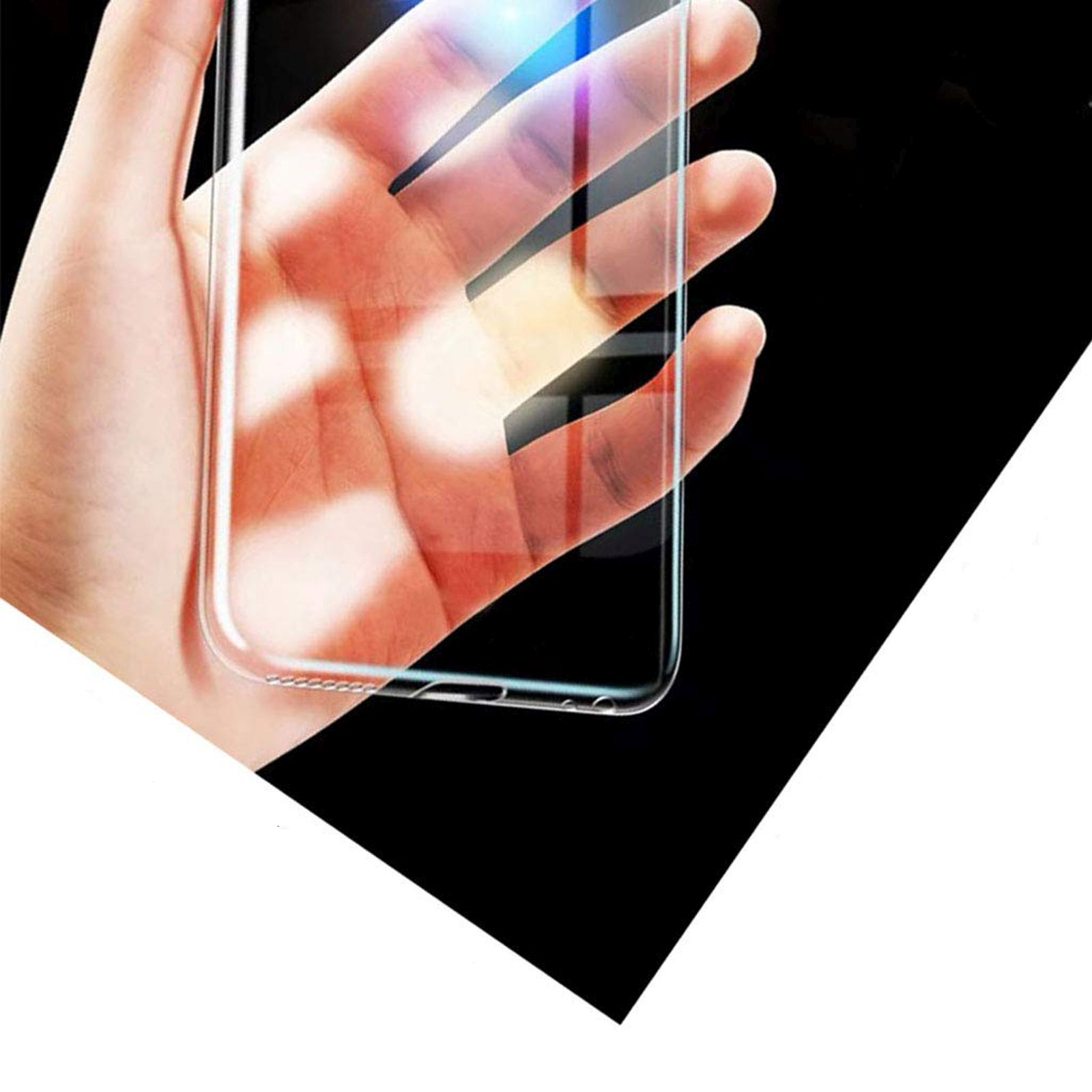 Hand hält klare Displayschutzfolie über schwarz-weißer Oberfläche.