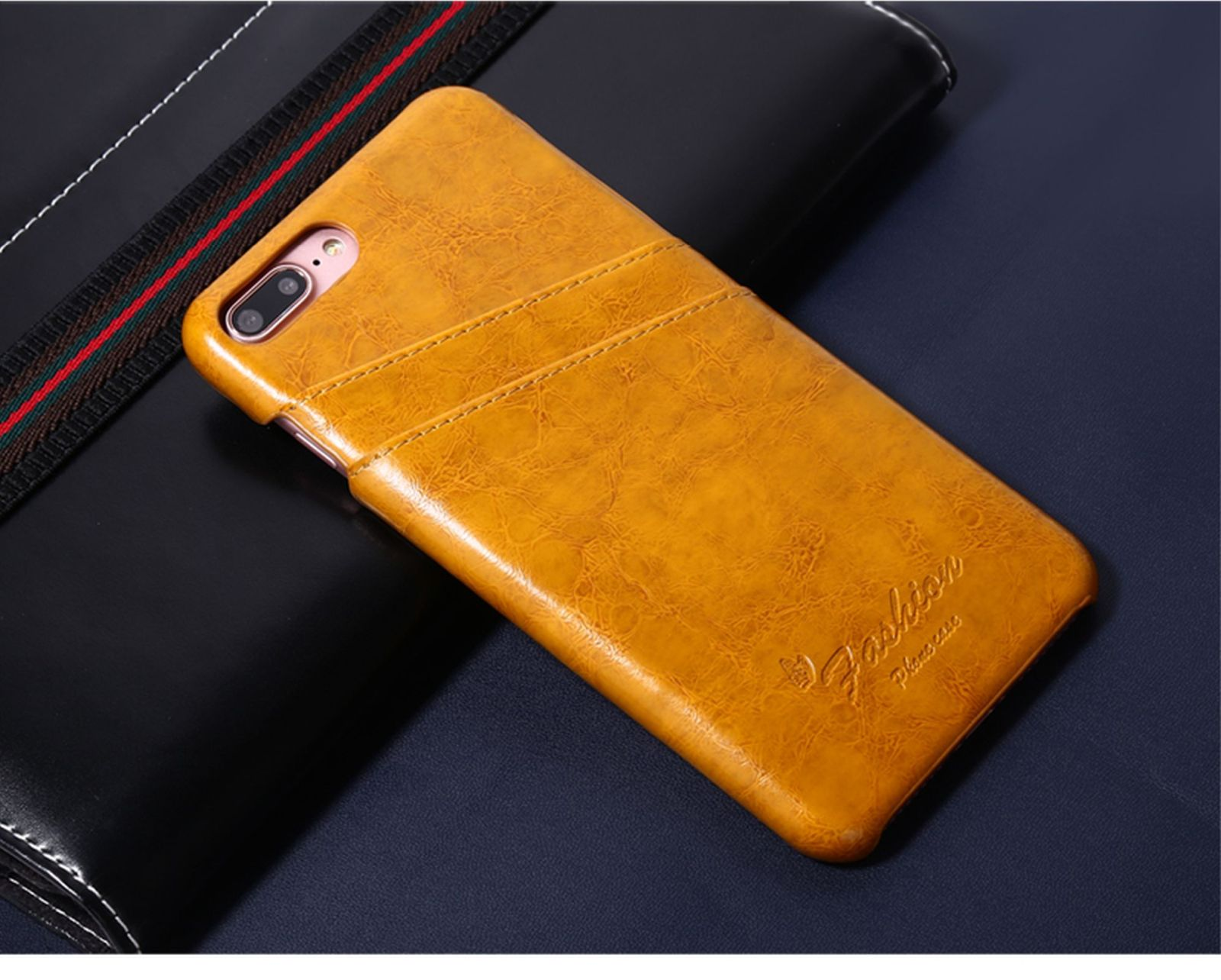 Eine braune Handyhülle mit Steppdesign und dem Wort 'Fashion'.