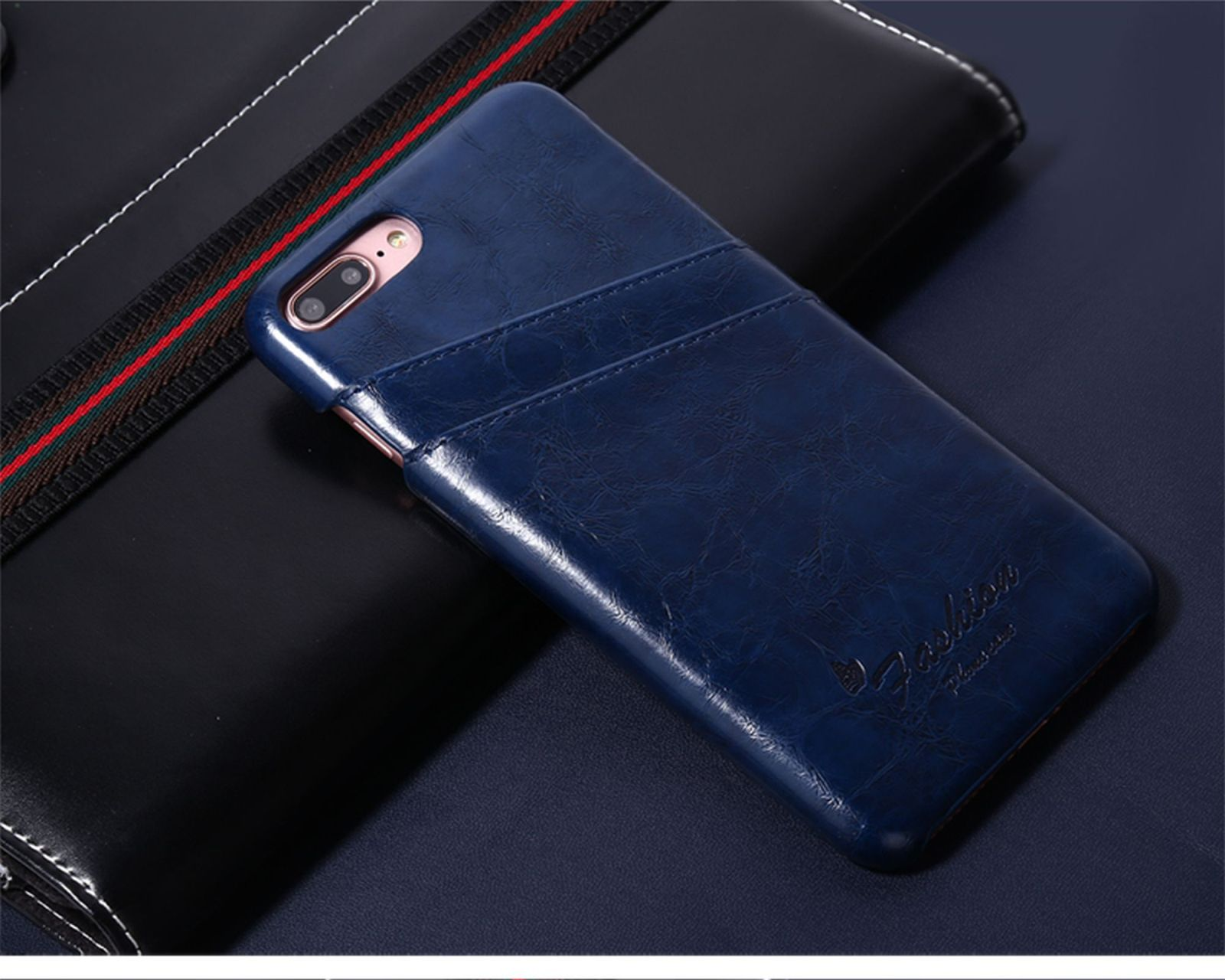 Dunkelblaue Handyhülle auf dunkler Oberfläche. Das Telefon hat eine Kamera und ein Logo.