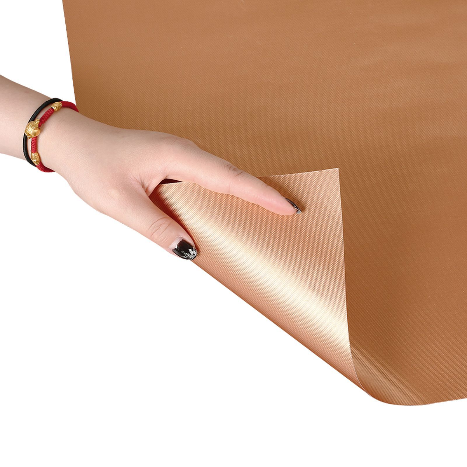 Hand hält ein Blatt braunes Material. Weißer Hintergrund.