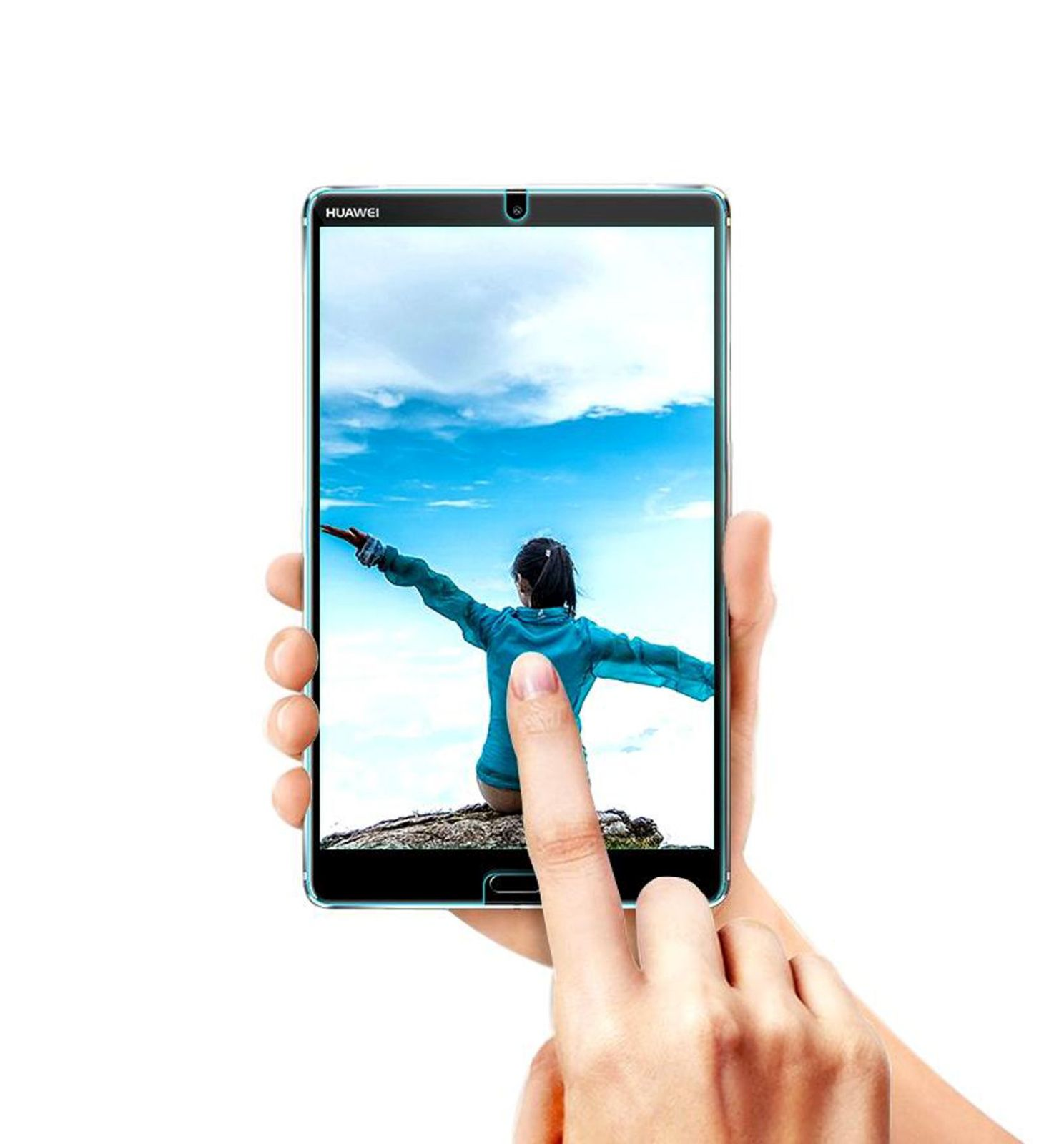 Una persona che tiene in mano un telefono che mostra una foto di una donna con le braccia tese, cielo blu sullo sfondo.