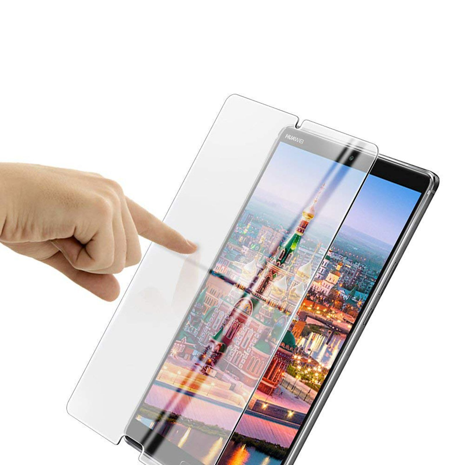 Mano che indica una protezione per lo schermo su un tablet che mostra una scena cittadina.