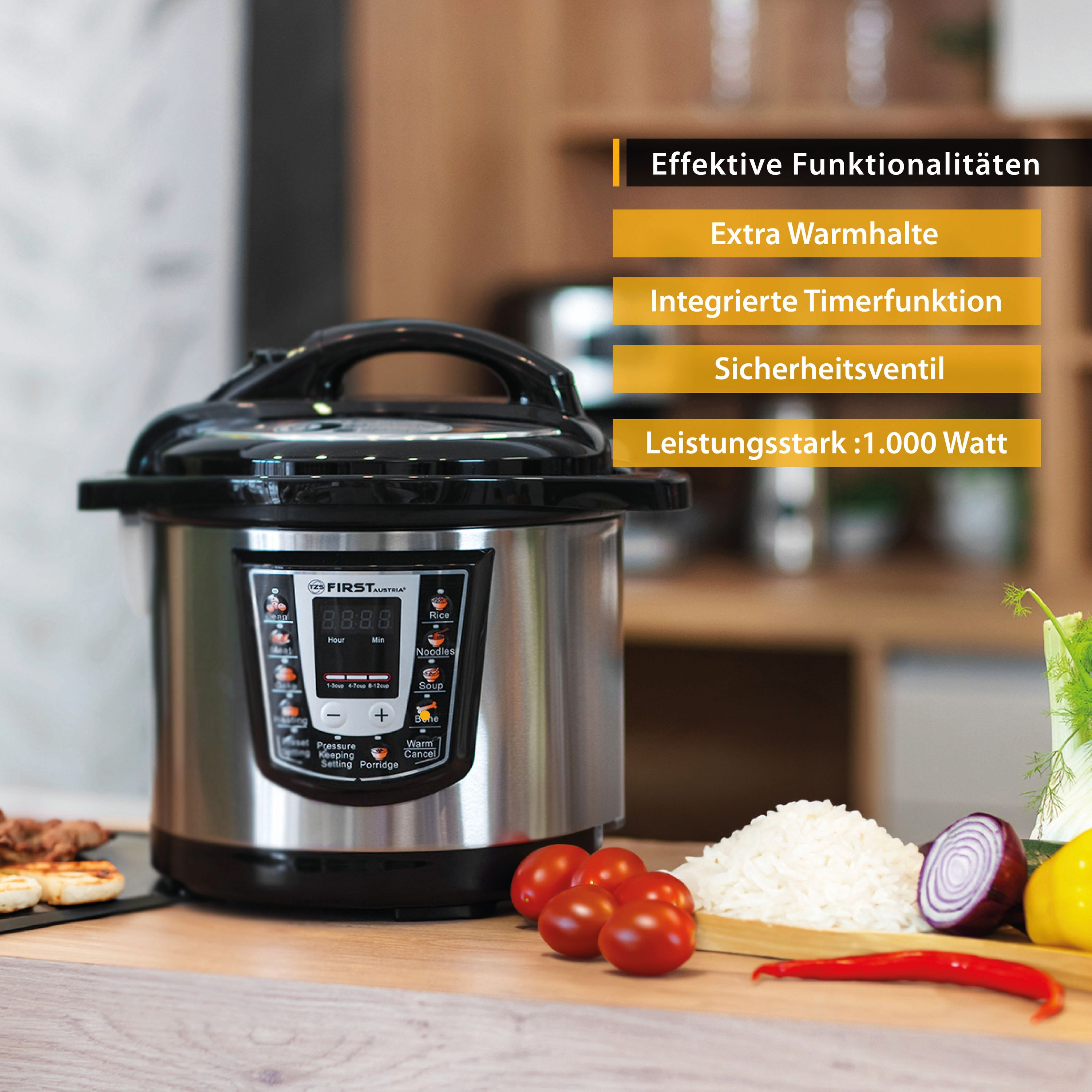 Silberner und schwarzer Schnellkochtopf mit Tomaten, Reis und Gemüse auf Holzoberfläche.